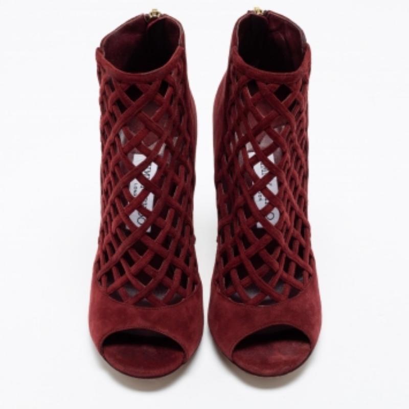 Jimmy Choo - Bottines à bout ouvert en daim bordeaux à découpes flottantes - Taille 38 Pour femmes en vente