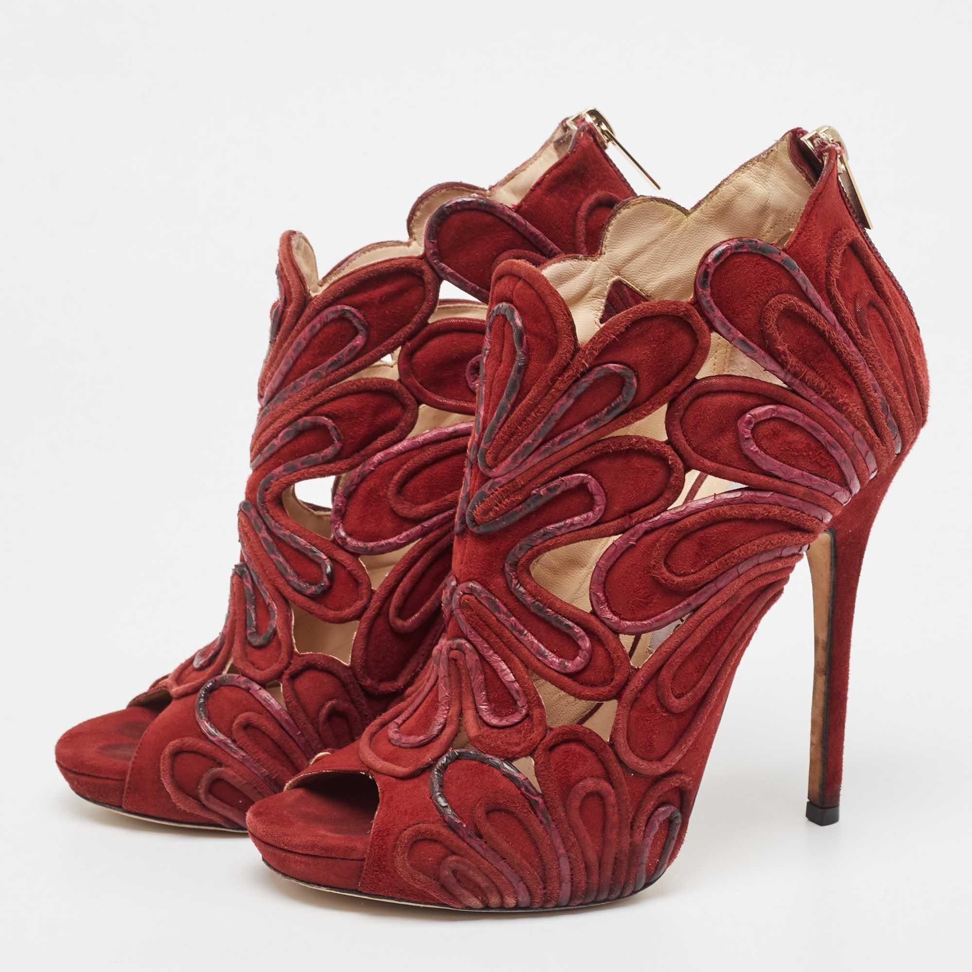 Enjoy the most fashionable days with these stylish Jimmy Choo booties. Modern in design and craftsmanship, they are fashioned to keep you comfortable and chic!