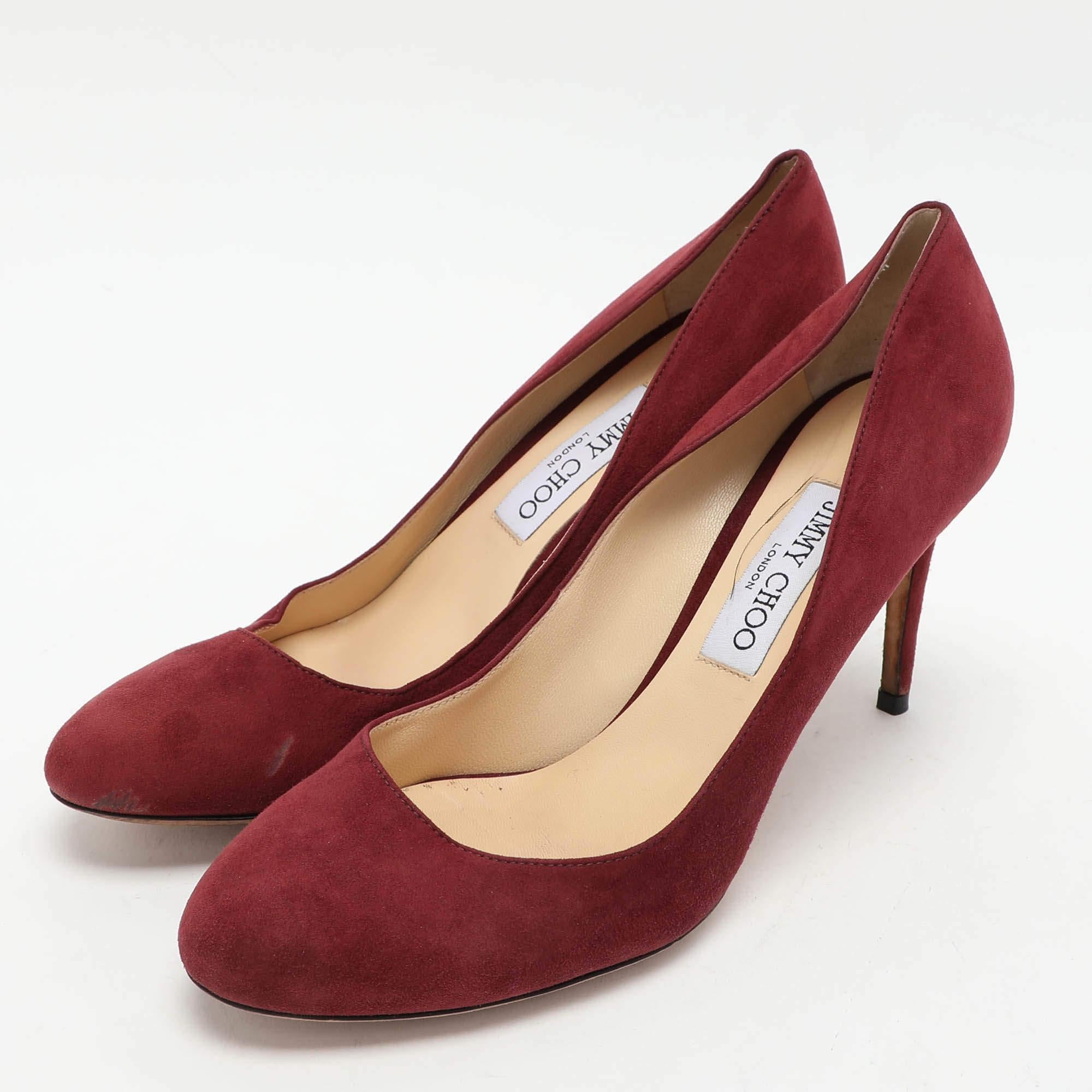 Exuding femininity and elegance these pumps feature a chic silhouette with an attractive design. You can wear these pumps for a stylish look.