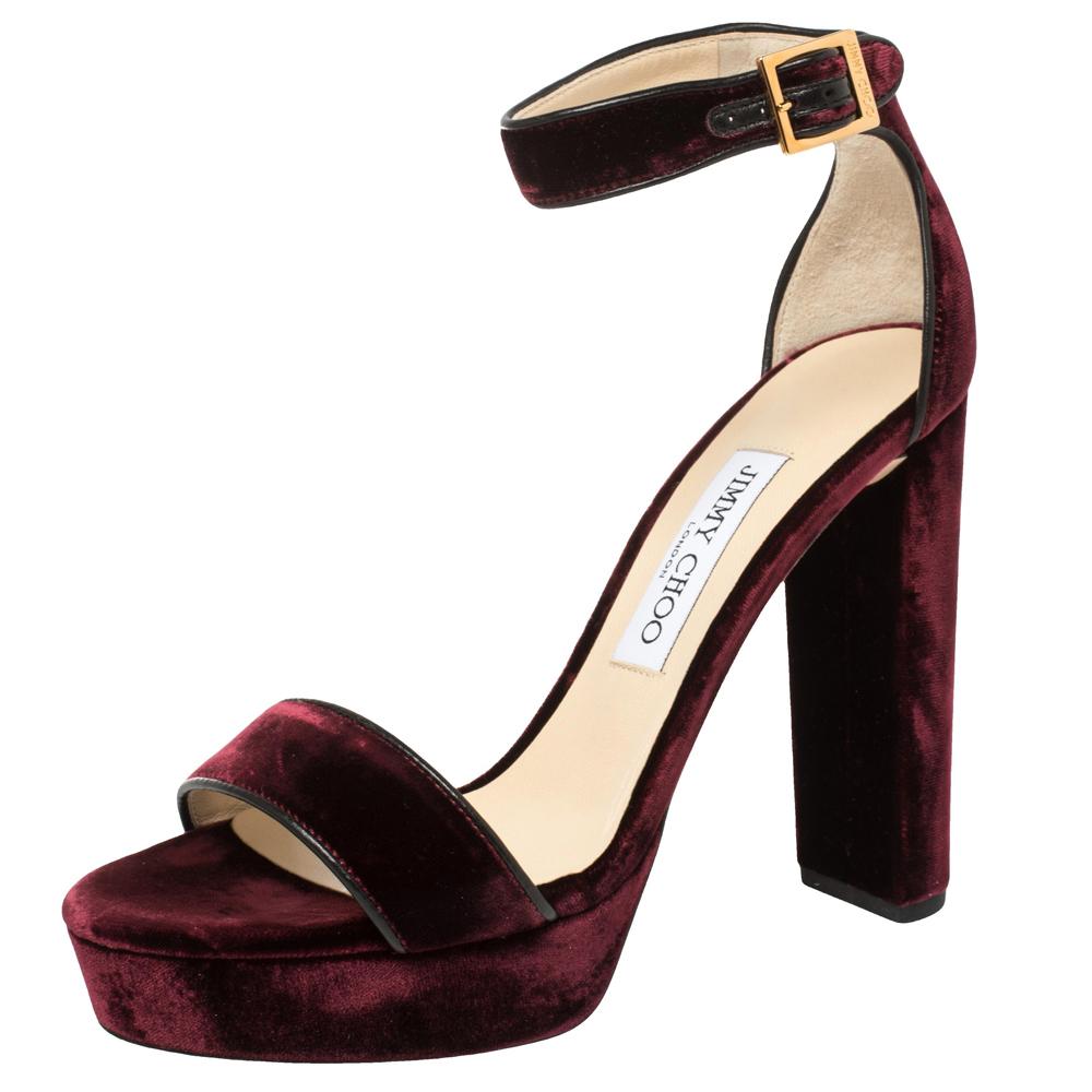 You're all set to touch the skies in these towering sandals from Jimmy Choo. These lovely burgundy sandals are crafted from velvet and feature a chic silhouette. They flaunt open toes and single vamp straps. They come equipped with buckled ankle