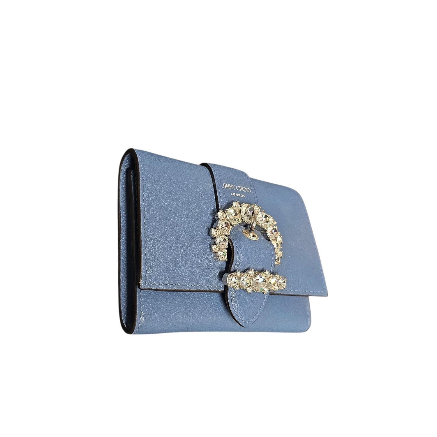 Diese Jimmy Choo Calfskin Crystal Cheri Compact Wallet ist aus parrotblauem Kalbsleder gefertigt und verfügt über eine Kristallverzierung auf der vorderen Klappe. Diese öffnet sich zu einem passenden Lederinnenraum mit Kartenfächern und