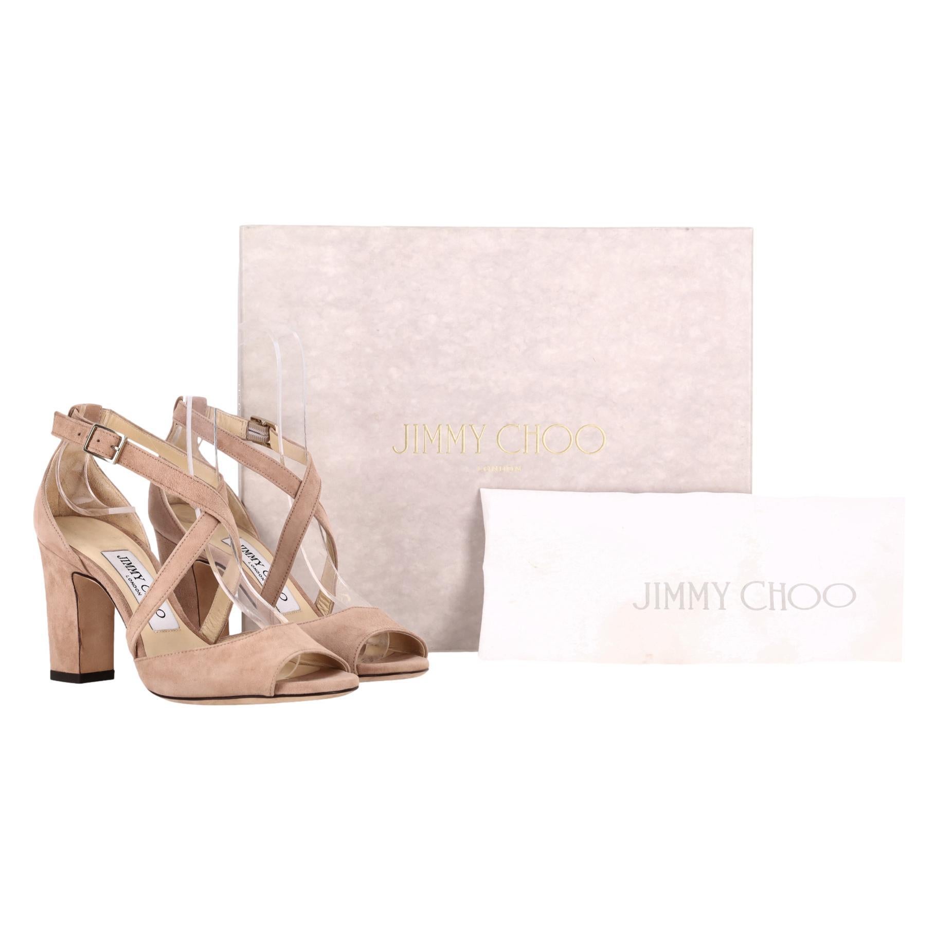Jimmy Choo - Sandales en daim Carrie 65

Sandales en daim de couleur beige, dotées de brides à boucles croisées et réglables.

Il est doté d'un bout ouvert et d'un talon bloc superposé.

Rrp Approx. £500

Taille - 34

Condit - Bon/Très bon (petites