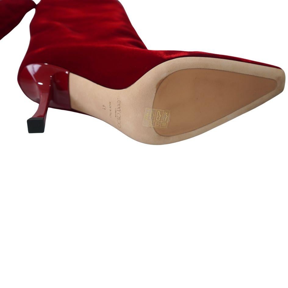 Jimmy Choo chad 90 Bottes hauteur genou en velours rouge à bout pointu 41 en vente 3