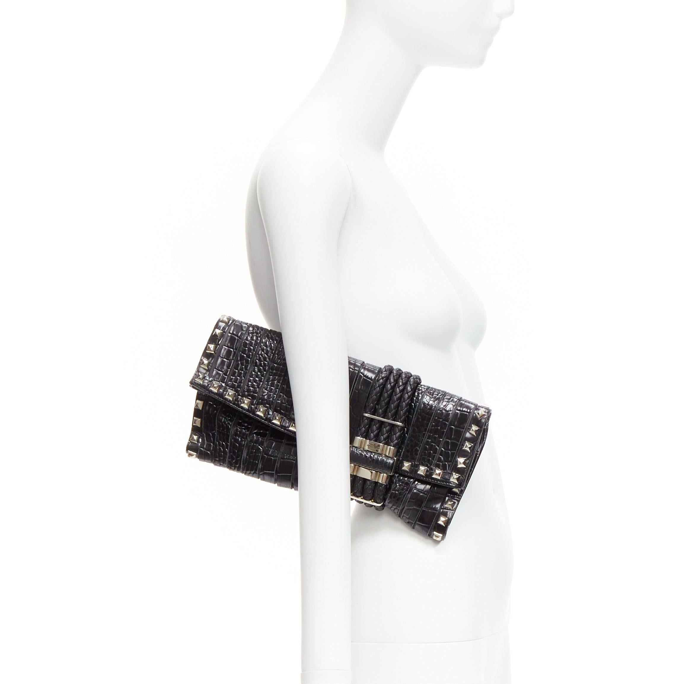 JIMMY CHOO Chandra black croc embossed silver studs woven magnet clasp clutch bag
Reference: GIYG/A00296
Brand: Jimmy Choo
Model: Chandra
Material: Leather, Metal
Color: Black, Silver
Pattern: Animal Print
Closure: Magnet
Lining: Gold Fabric
Extra