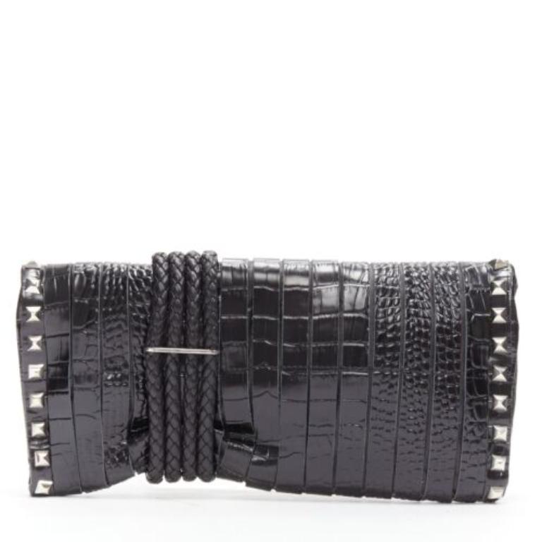 Nero Jimmy Choo Chandra, borsa nera con borchie in rilievo in coccodrillo e chiusura con magnete in vendita