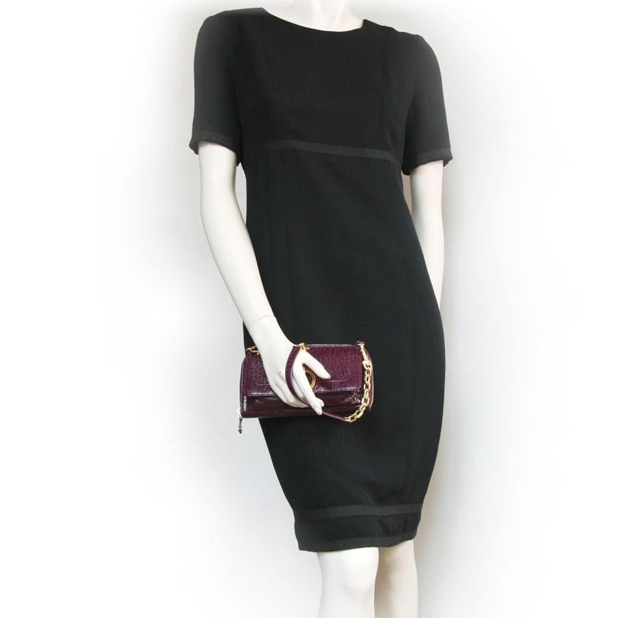 JIMMY CHOO clutch bag in burgundy leather
The hardware is in gold metal. Zipped closure. The interior is made up like a wallet with 12 credit card slots and a coin slot. You will also find a pocket on the front of the pouch.
It can be worn on the