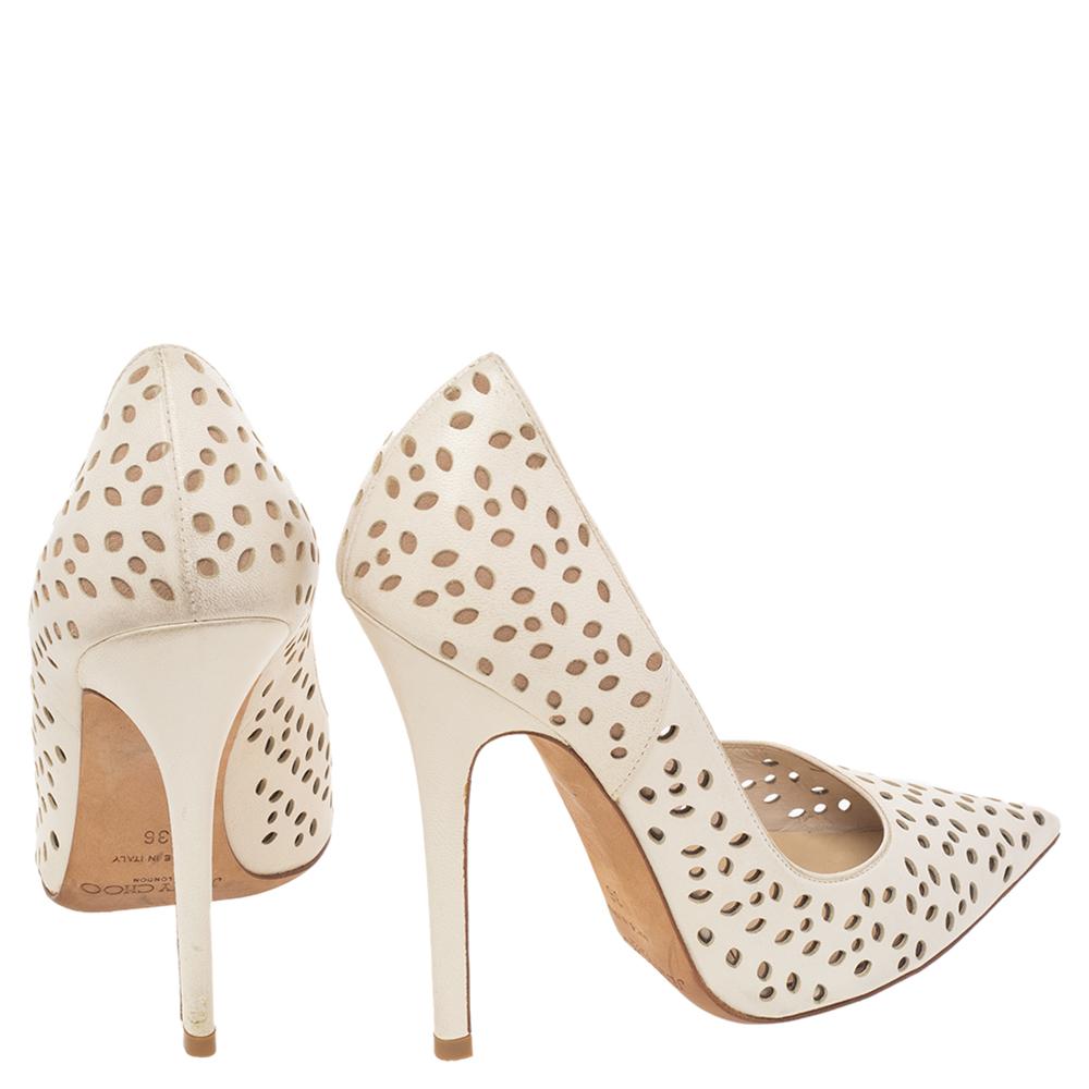 Jimmy Choo ist bekannt für seine eleganten und hochmodischen Entwürfe, die immer wieder überzeugen. Setzen Sie mit diesem in Italien gefertigten Paar von Romi ein modisches Statement. Sie sind aus Leder gefertigt und mit Lasercuts verziert. Sie