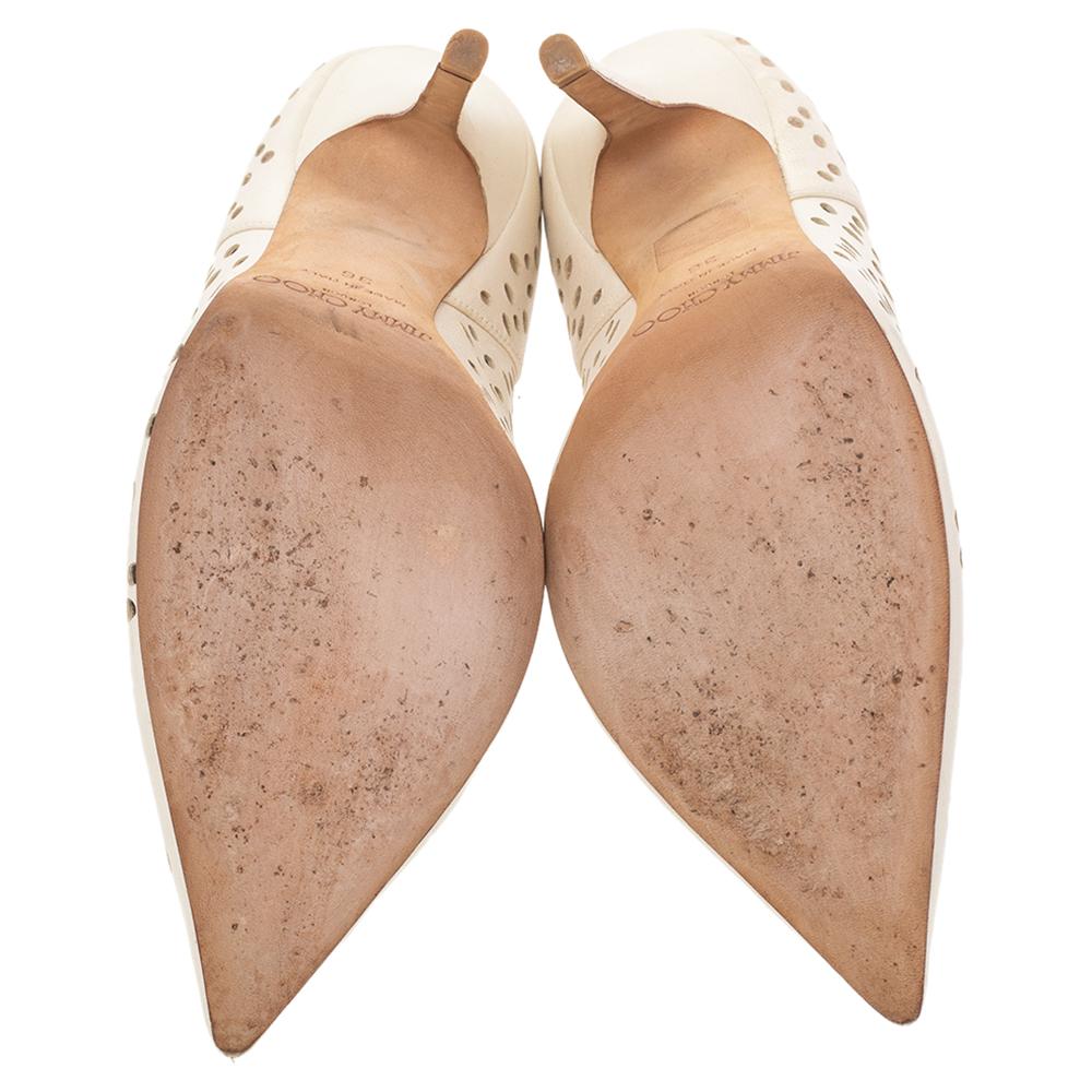 Jimmy Choo Cremefarbene Romy-Pumps aus Leder mit Laser-Schliff Größe 36 (Beige)