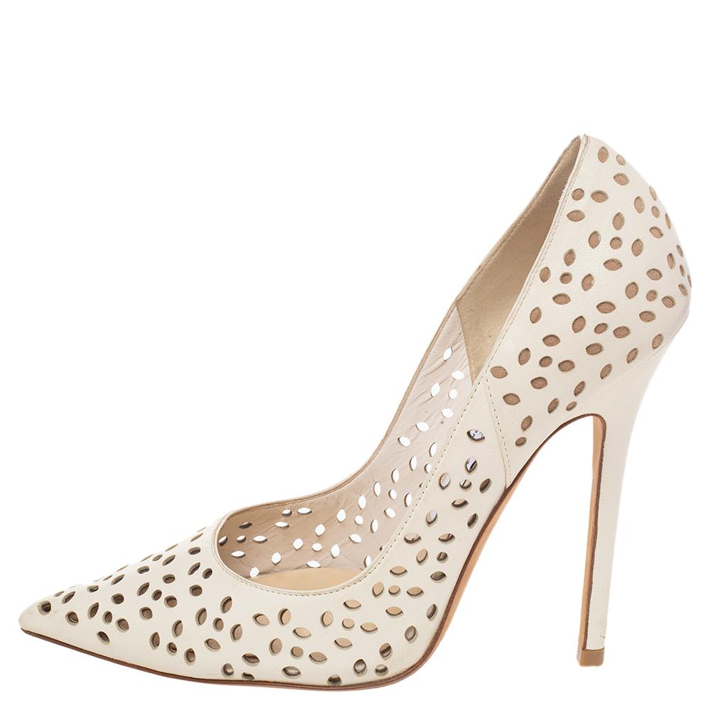 Jimmy Choo Cremefarbene Romy-Pumps aus Leder mit Laser-Schliff Größe 36 im Zustand „Gut“ in Dubai, Al Qouz 2