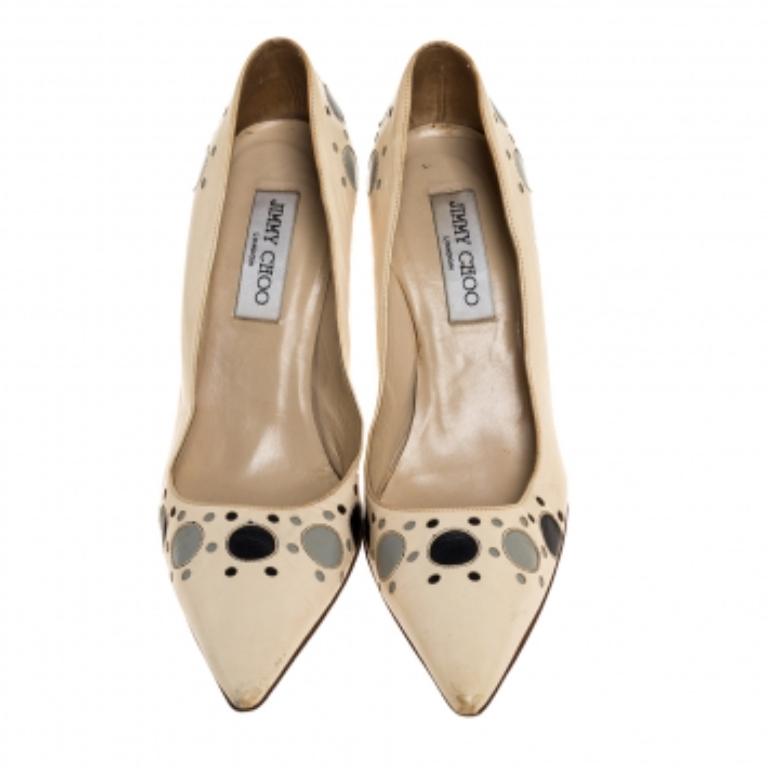 Jimmy Choo Cream Leather Circle Detail Pointed Toe Pumps Size 38.5 In Fair Condition For Sale In Dubai, Al Qouz 2