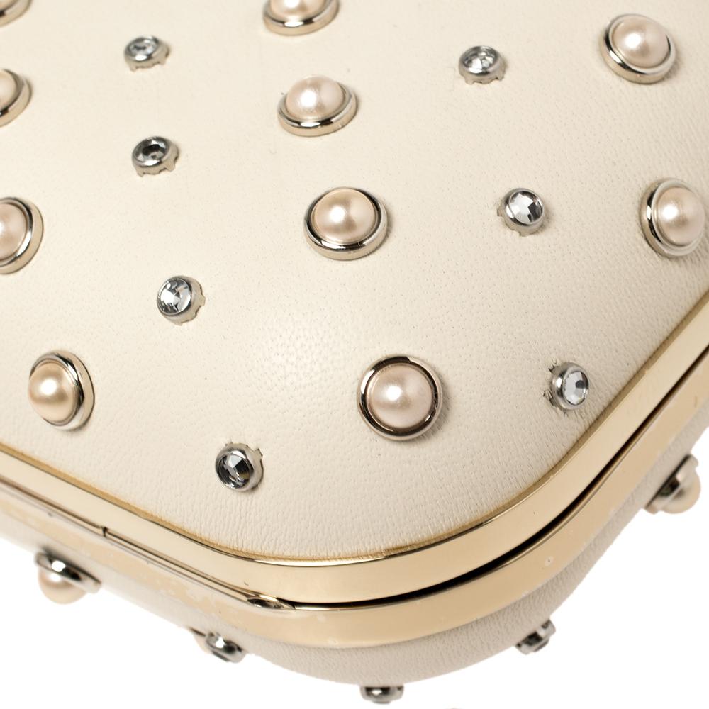 Jimmy Choo Cream Leather Pearl Mix Ball Clasp Cloud Clutch In New Condition In Dubai, Al Qouz 2