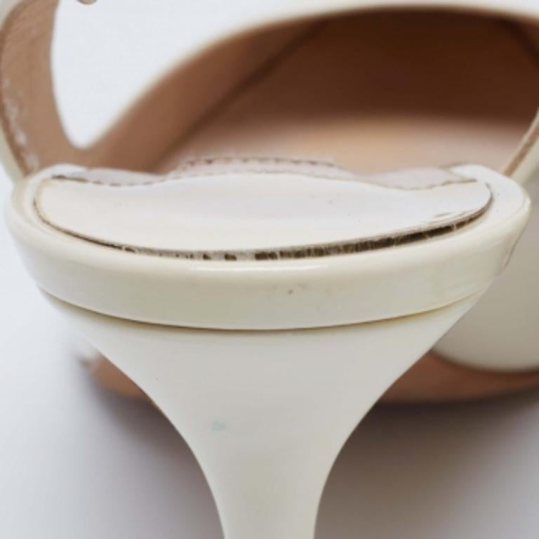 Jimmy Choo Cream Patent Leather Buckle Slingback Sandals Size 37 In Good Condition For Sale In Dubai, Al Qouz 2