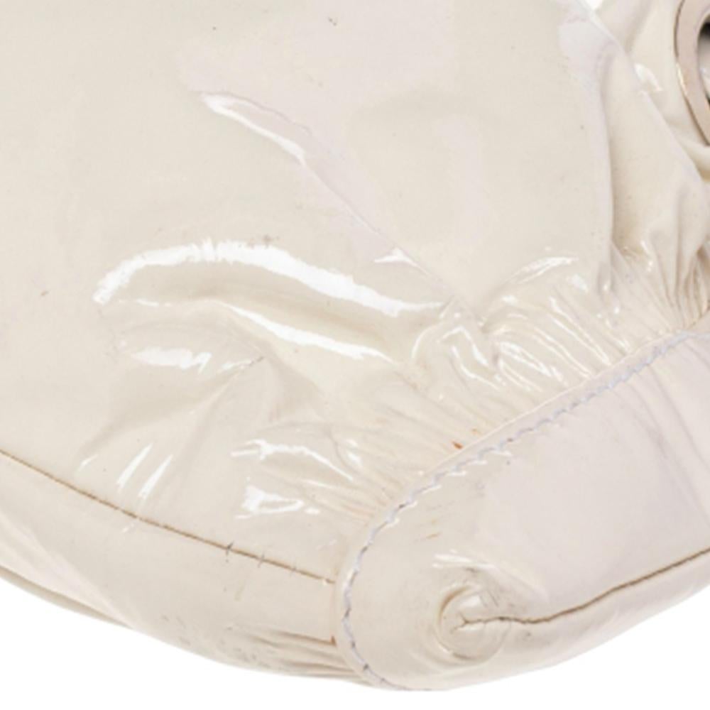 Jimmy Choo Cremefarbene Umhängetasche aus Lackleder mit Rio-Kette 2
