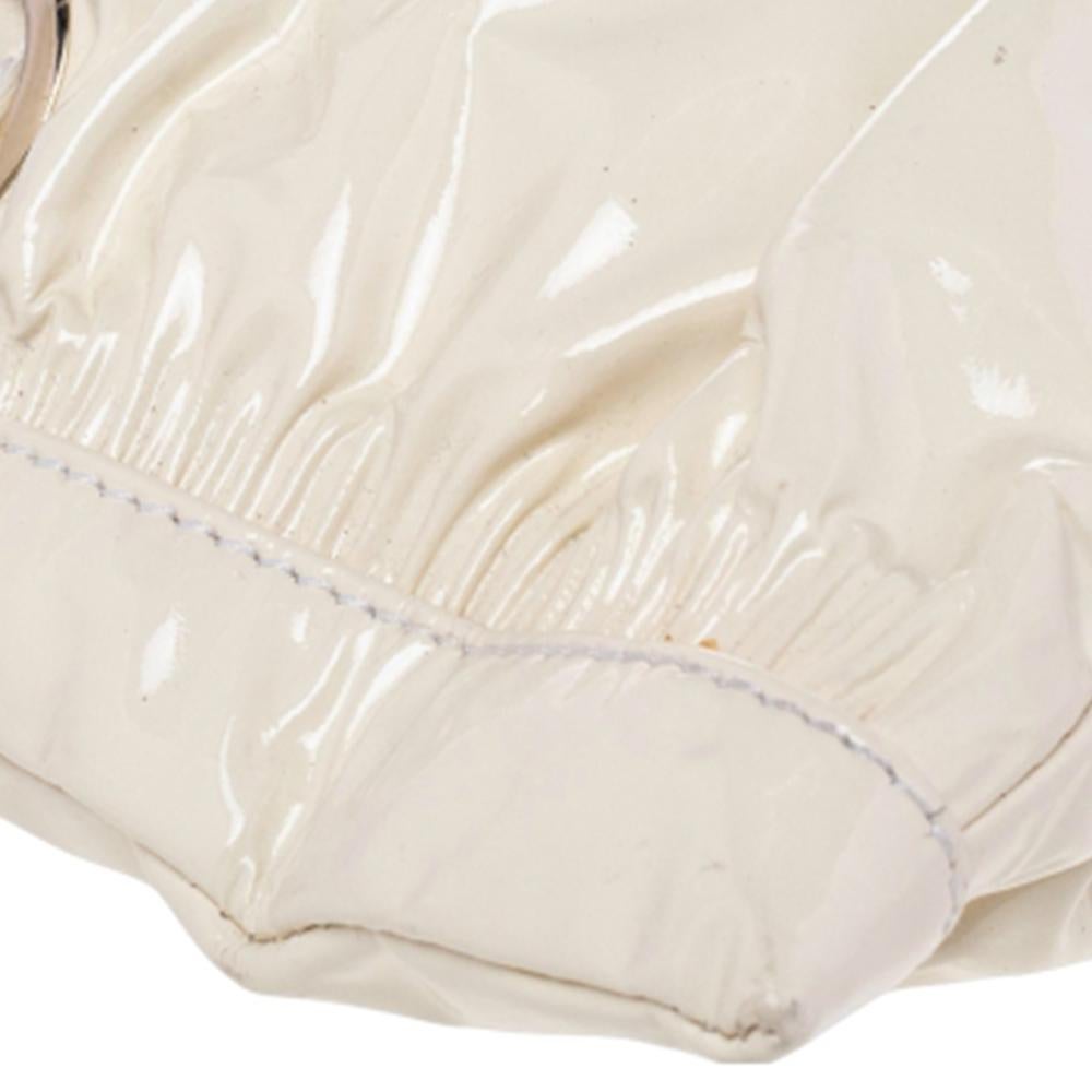 Jimmy Choo Cremefarbene Umhängetasche aus Lackleder mit Rio-Kette 3