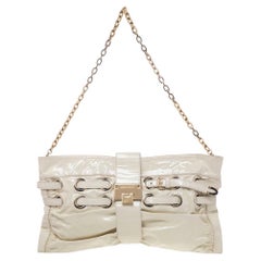 Jimmy Choo Cremefarbene Umhängetasche aus Lackleder mit Rio-Kette