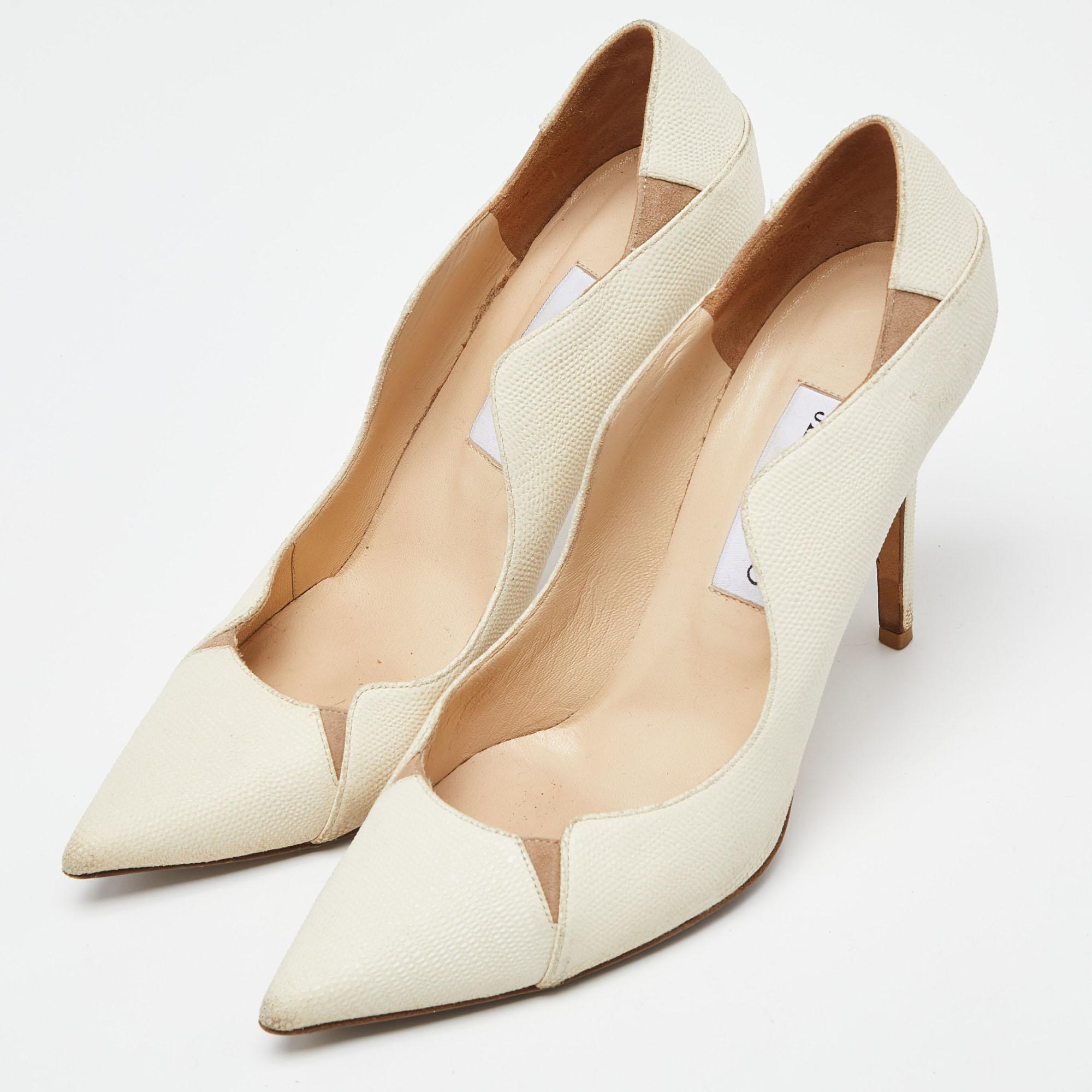 Faites preuve de chic avec ces escarpins de créateur. Elles présentent des talons robustes et des semelles durables, parfaits pour vos sorties à la mode !