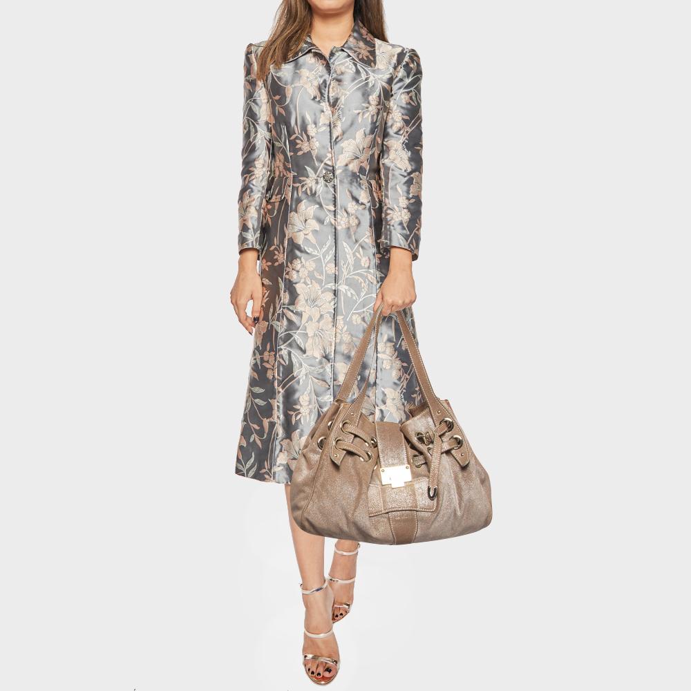 Este atractivo bolso tote para mujer ha sido diseñado para acompañarte en cualquier día. Cómodo de llevar y con un diseño moderno, el bolso se corta con habilidad y se cose para darle una forma estupenda. Está bien equipado para ser un accesorio