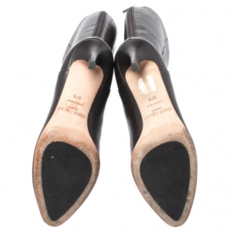 Une paire classique de Jimmy Choo pour canaliser la fashionista qui sommeille en vous et faire grimper votre style en flèche. Ils sont superbement confectionnés en cuir marron foncé et dotés de fermetures éclair à l'arrière, d'orteils recouverts et