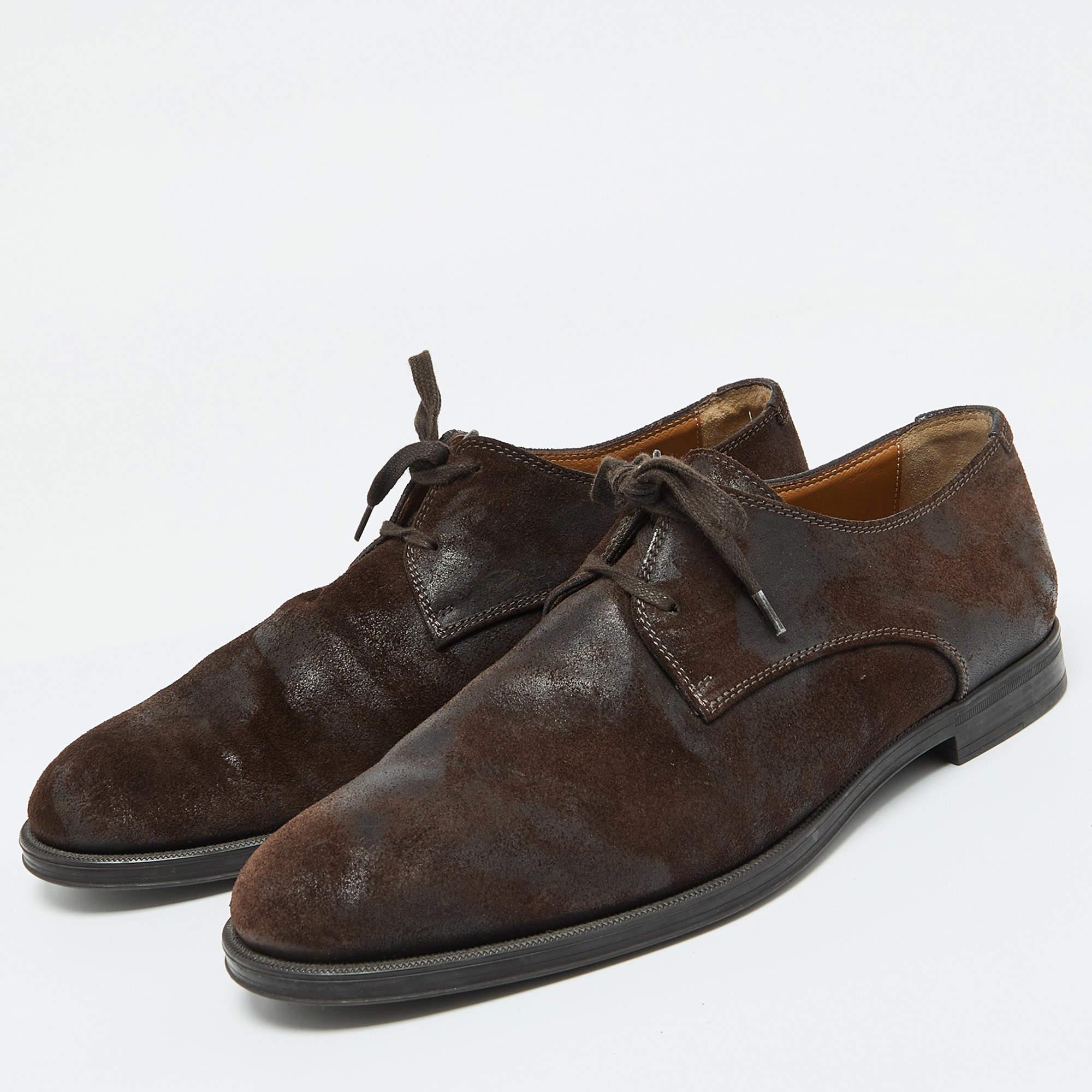 Rehaussez votre look en ajoutant ces chaussures élégantes à votre ensemble. Ils constituent une pièce de choix pour rehausser vos tenues quotidiennes ou les porter lors d'occasions spéciales.