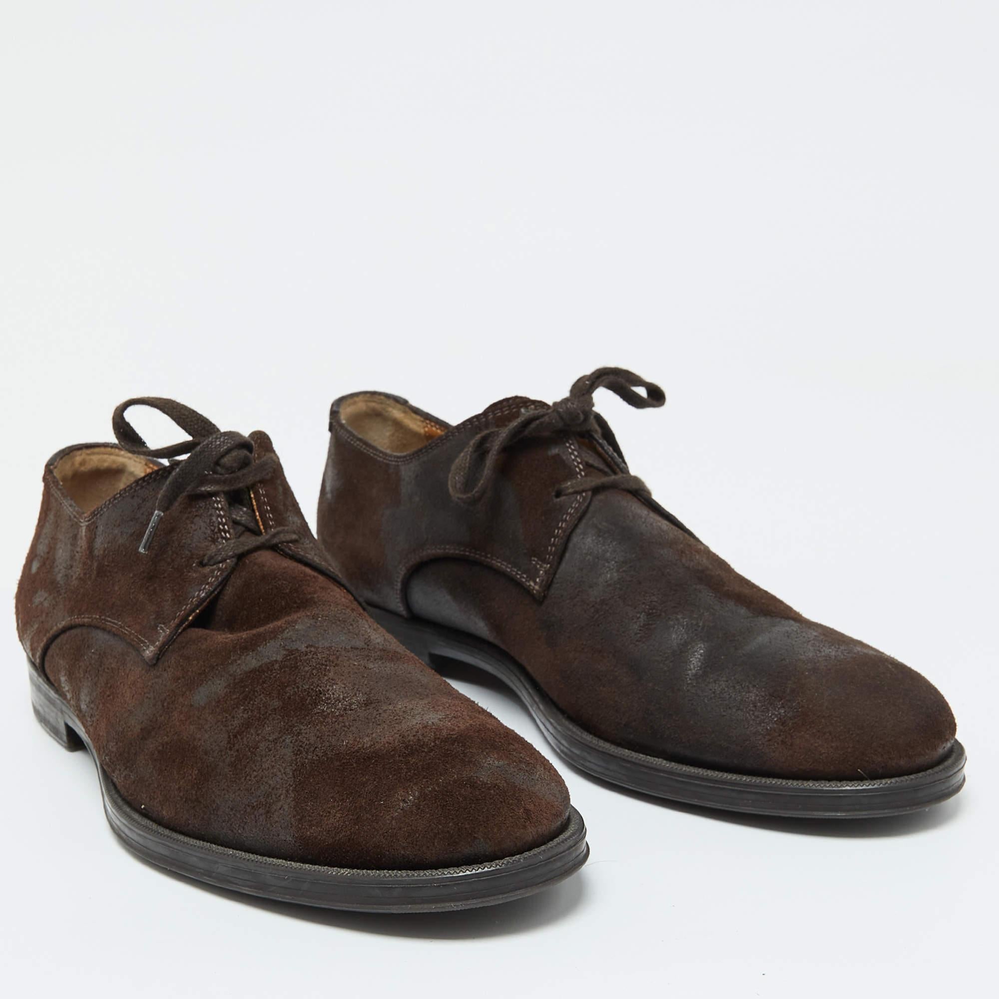 Jimmy Choo Derby à lacets en daim marron foncé Taille 41.5 État moyen - En vente à Dubai, Al Qouz 2