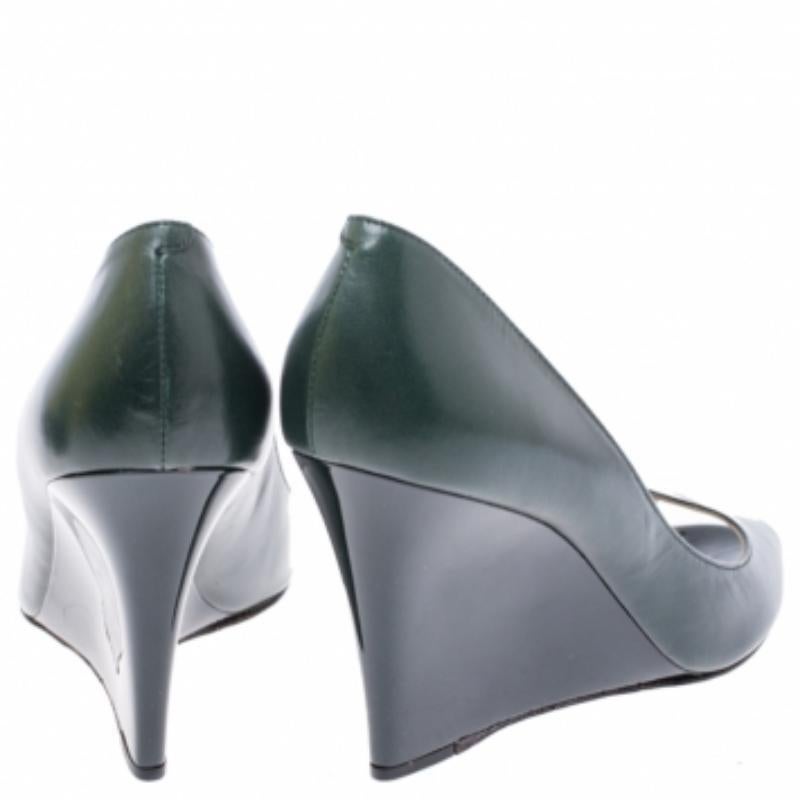 Jimmy Choo Dunkelgrüne Baxen Peep Toe Keil-Pumps aus Leder 38,5 (Grau) im Angebot