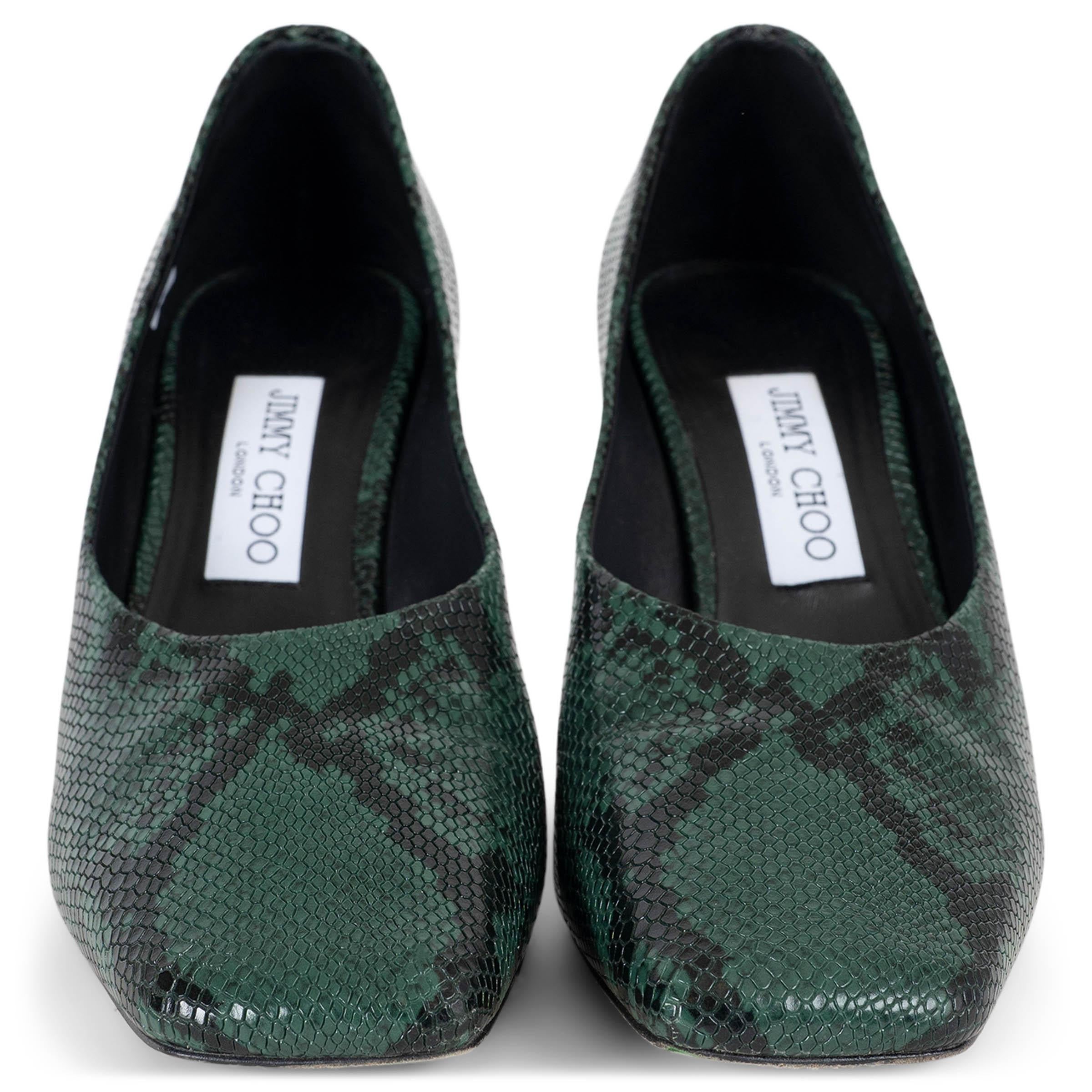 Cet escarpin Marcela 85 100% authentique de Jimmy Choo est confectionné en cuir gaufré de peau de serpent vert mousse foncé, offrant une texture riche et une finition raffinée. Conçue avec des orteils carrés modernes, la silhouette est rehaussée par