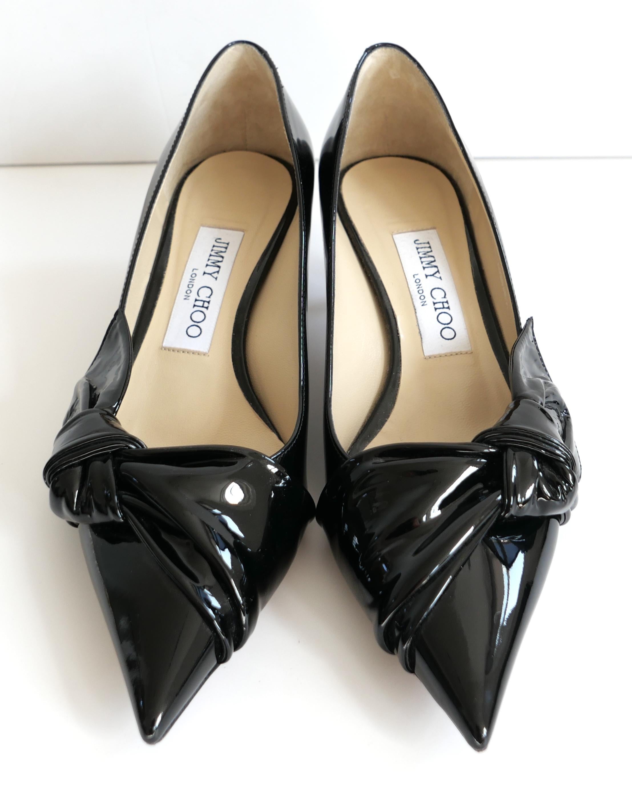 Escarpins Jimmy Choo Elinor 45 à petit talon. Acheté pour £725 et porté une fois avec boîte/sac à poussière. Une copie du reçu original sera mise à la disposition de l'acheteur.  u2028Réalisés en cuir verni noir, ils présentent un devant torsadé,
