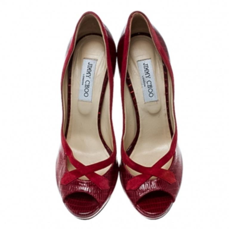 Il est facile de tomber amoureux de ces escarpins de Jimmy Choo ! Elles ont été magnifiquement confectionnées en cuir verni embossé de lézard et sont dotées de finitions en daim, de peep toes, de plates-formes et de talons de 13 cm. Les escarpins