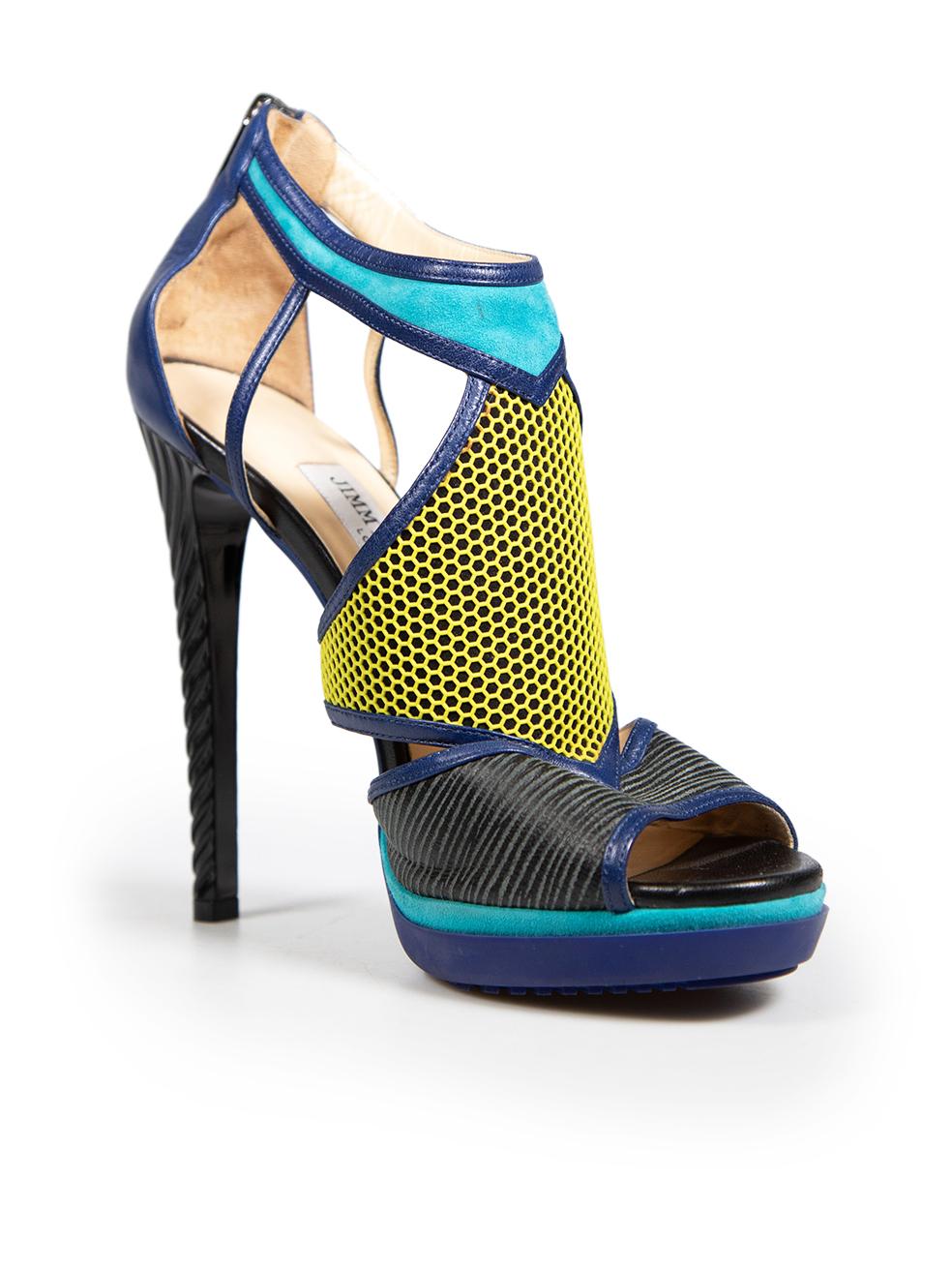 L'ÉTAT est très bon. Pratiquement aucune usure visible des sandales n'est évidente sur cet article de revente de designer Jimmy Choo d'occasion.
 
 Détails
 Multicolore - ton marine
 Cuir
 Sandales
 Talons hauts
 Orteil voyant
 Fermeture à glissière