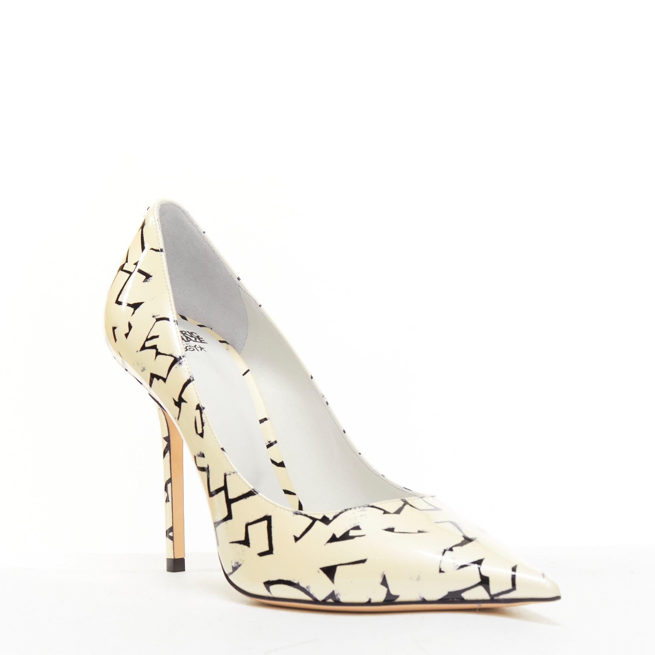 JIMMY CHOO ERIC HAZE Poggy black graphics pearl leather pumps EU38.5
Reference: BSHW/A00163
Brand: Jimmy Choo
Model: Poggy
Collection: Eric Haze
Material: Leather
Color: Pearl, Black
Pattern: Abstract
Lining: White Leather
Extra Details: Stiletto