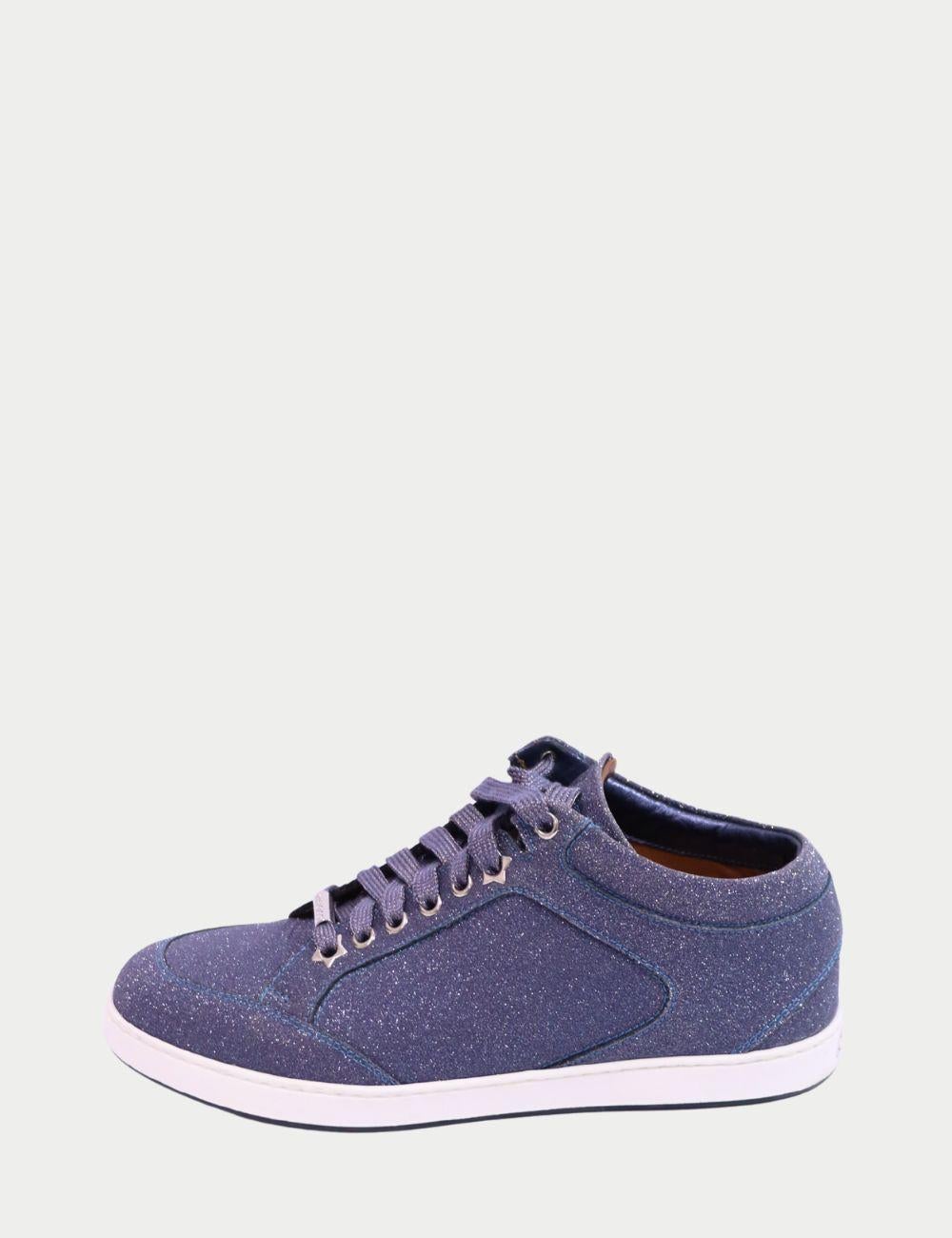 Jimmy Choo - Baskets montantes en paillettes métalliques

Ajoutez une touche d'audace à vos tenues de ville avec ces baskets montantes Jimmy Choo conçues en tissu à paillettes métalliques. Conçues pour celles qui aiment le luxe avec un peu d'éclat,