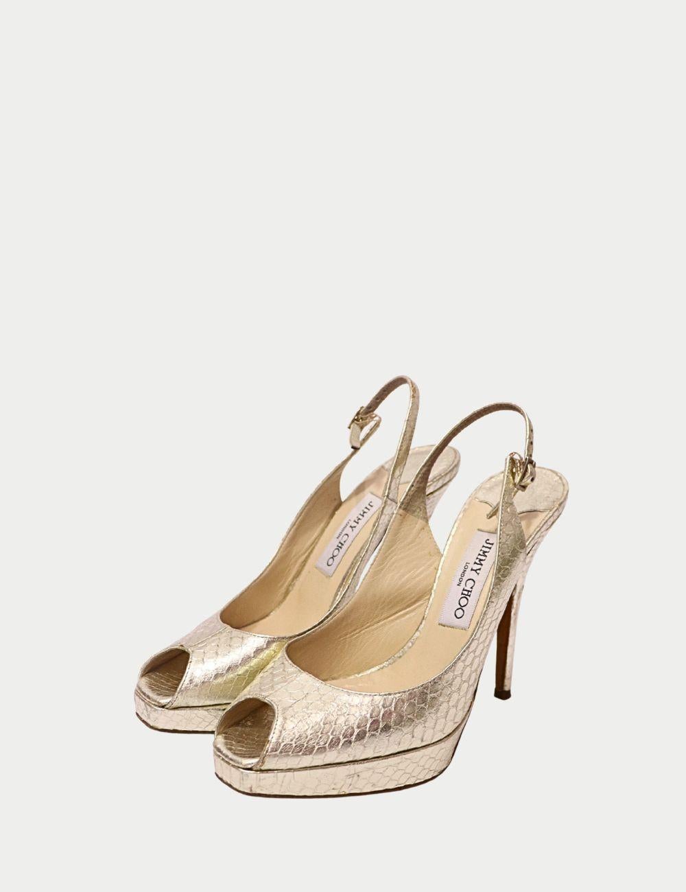 Zapatos de tacón con plataforma en punta efecto piel de serpiente dorados de Jimmy Choo

Deslumbra con estos zapatos de tacón con plataforma peep-toe dorados de Jimmy Choo, fabricados en Italia con un lujoso acabado efecto piel de serpiente.