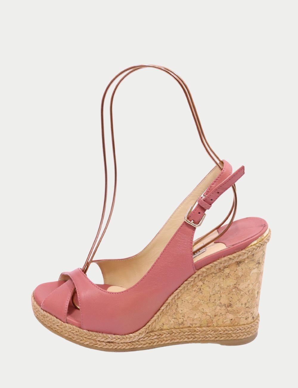 Jimmy Choo Rosa Leder-Keilsandalen

Diese rosafarbenen Keilsandaletten von Jimmy Choo sind aus Glattleder gefertigt und mit einem Plateauabsatz aus Kork versehen, der für mühelose Eleganz sorgt. Mit einem Slingback-Riemen mit verstellbarem