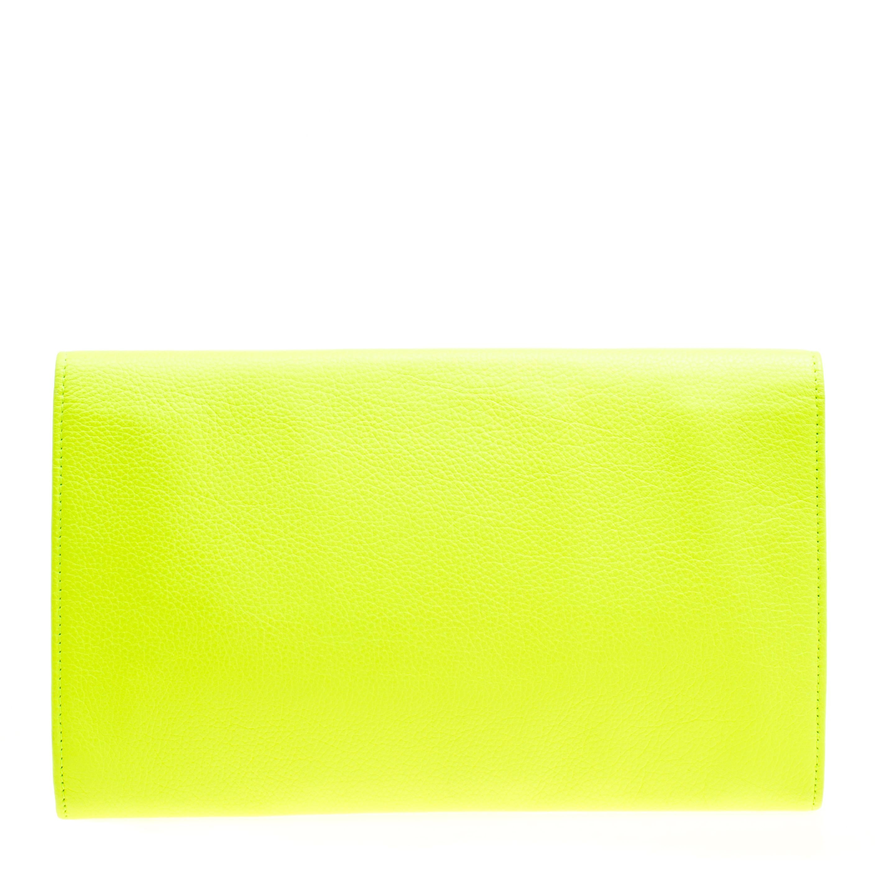 Jimmy Choo Fluorescent Green Leather Reese Wallet Clutch In Excellent Condition In Dubai, Al Qouz 2