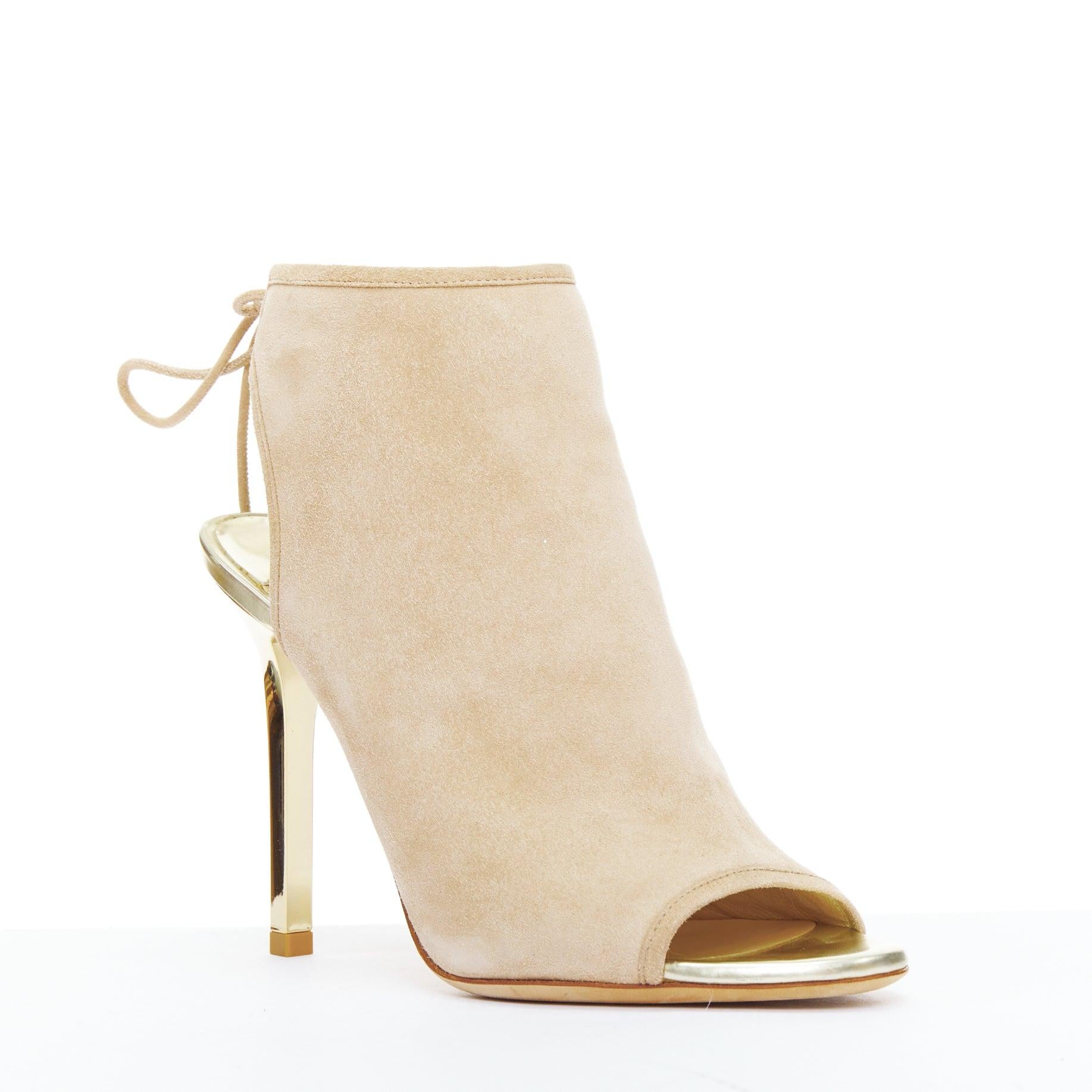 JIMMY CHOO Froze beige daim or talon peep toe booties EU35.5
Référence : LAYU/A00027
Marque : Jimmy Choo
Modèle : Gel
MATERIAL : Suède
Couleur : Beige, Gold
Motif : Solide
Fermeture : Up&Up
Doublure : Cuir doré
Détails supplémentaires : Dos
