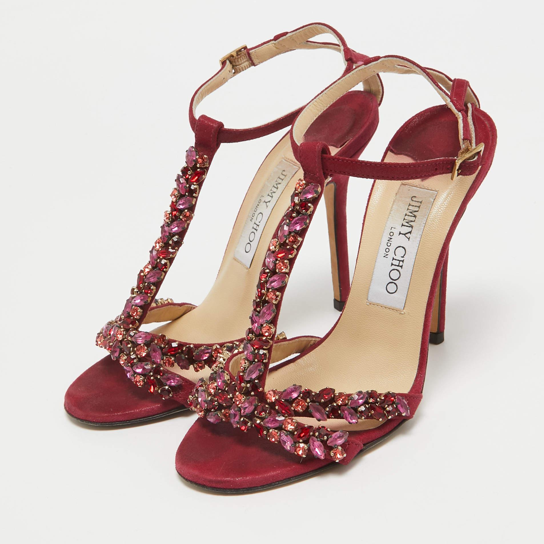 Magnifique et glamour  Ces sandales de Jimmy Choo vous donneront à coup sûr une allure divine. Ces chaussures fuchsia sont confectionnées en daim et présentent une silhouette à bout ouvert. Elles sont ornées de cristaux sur l'empeigne et sont dotées