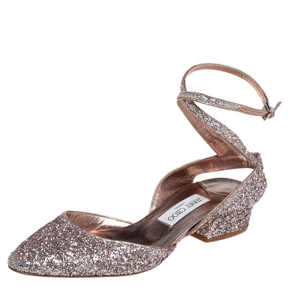 Party shoes that are both comfortable and stylish? Yes! That is possible. Thanks to these stunning Jimmy Choo sandals. Fully covered in glitter, they feature pointed toes, low heels, and ankle straps.

