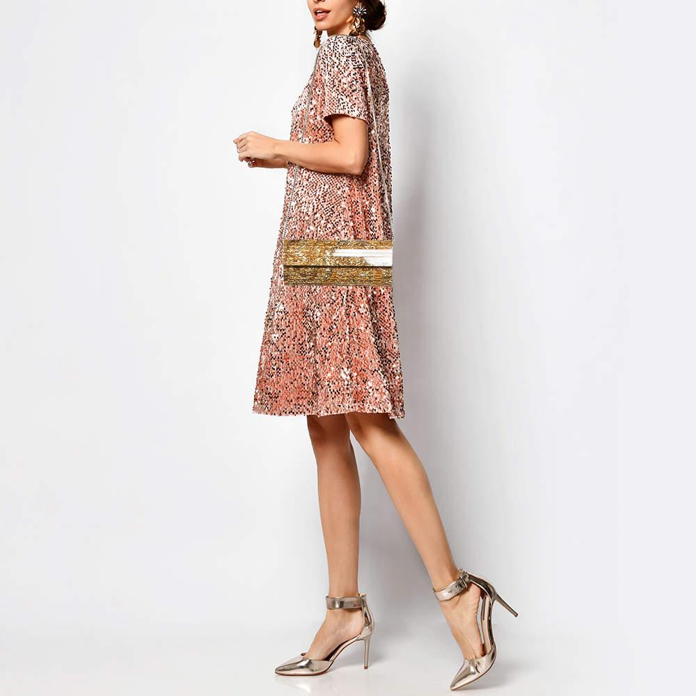 Diese Clutch ist genau das richtige Accessoire, um Ihr schickes Ensemble zu vervollständigen. Sie ist aus hochwertigem MATERIAL gefertigt und verfügt über einen gut bemessenen Innenraum, in dem all Ihre kleinen Dinge bequem Platz finden.