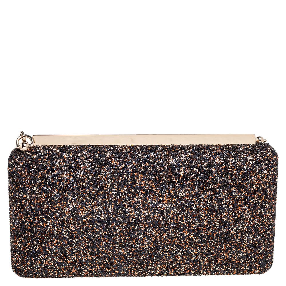 Jimmy Choo's Ellipse clutch gets a stunning update with this gold and black version. Featuring a coarse glitter exterior and a chain shoulder strap, this sparkly piece opens into a leather interior. Carry the mesmerizing clutch for a stylish
