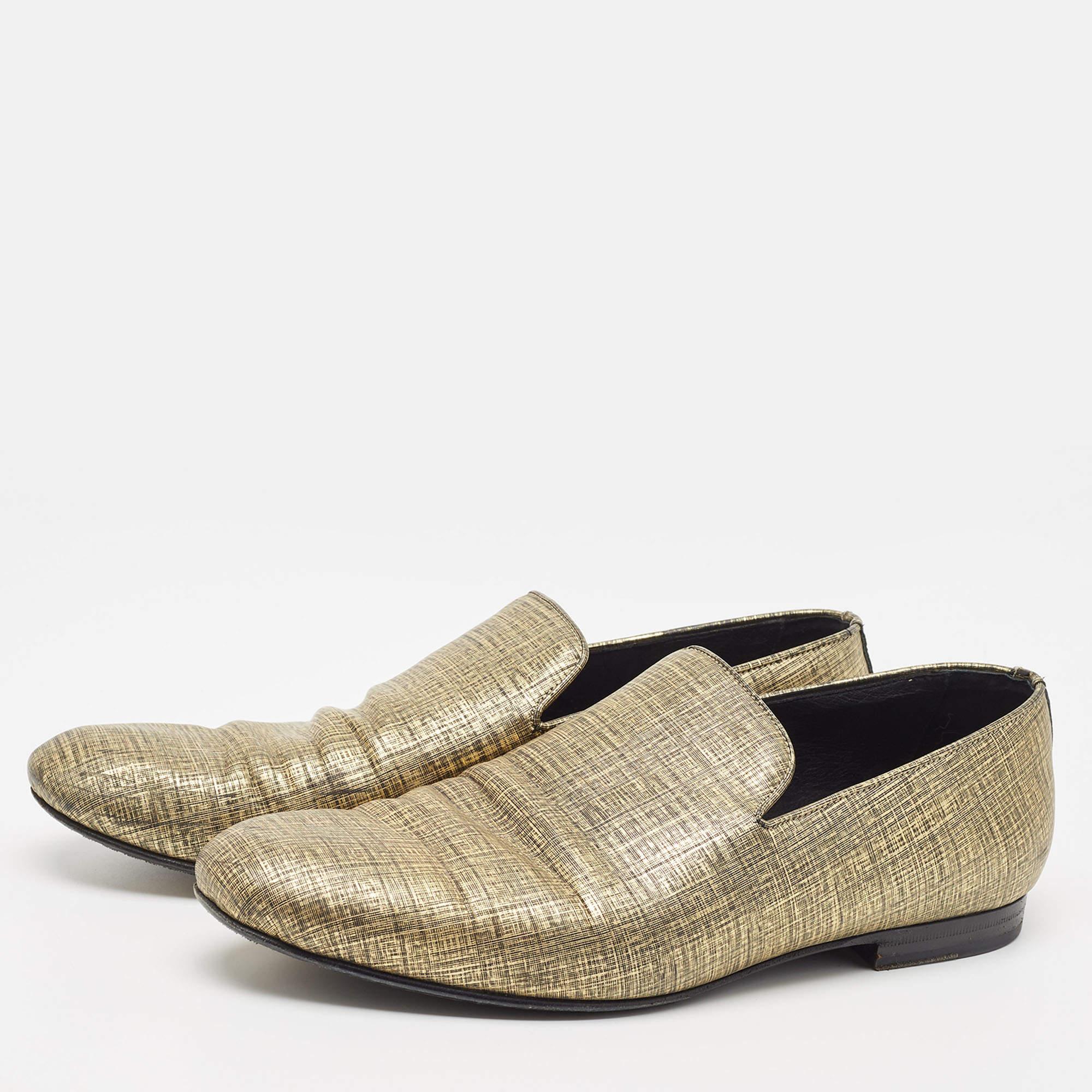 Give your outfit a luxe update with this pair of Jimmy Choo smoking slippers. The shoes are sewn perfectly to help you make a statement in them for a long time.