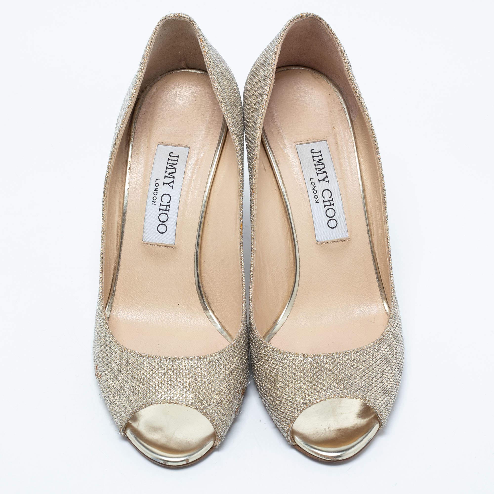 Jimmy Choo Gold Coarse Glitter Baxen Wedge Pumps Size 38 In Good Condition For Sale In Dubai, Al Qouz 2