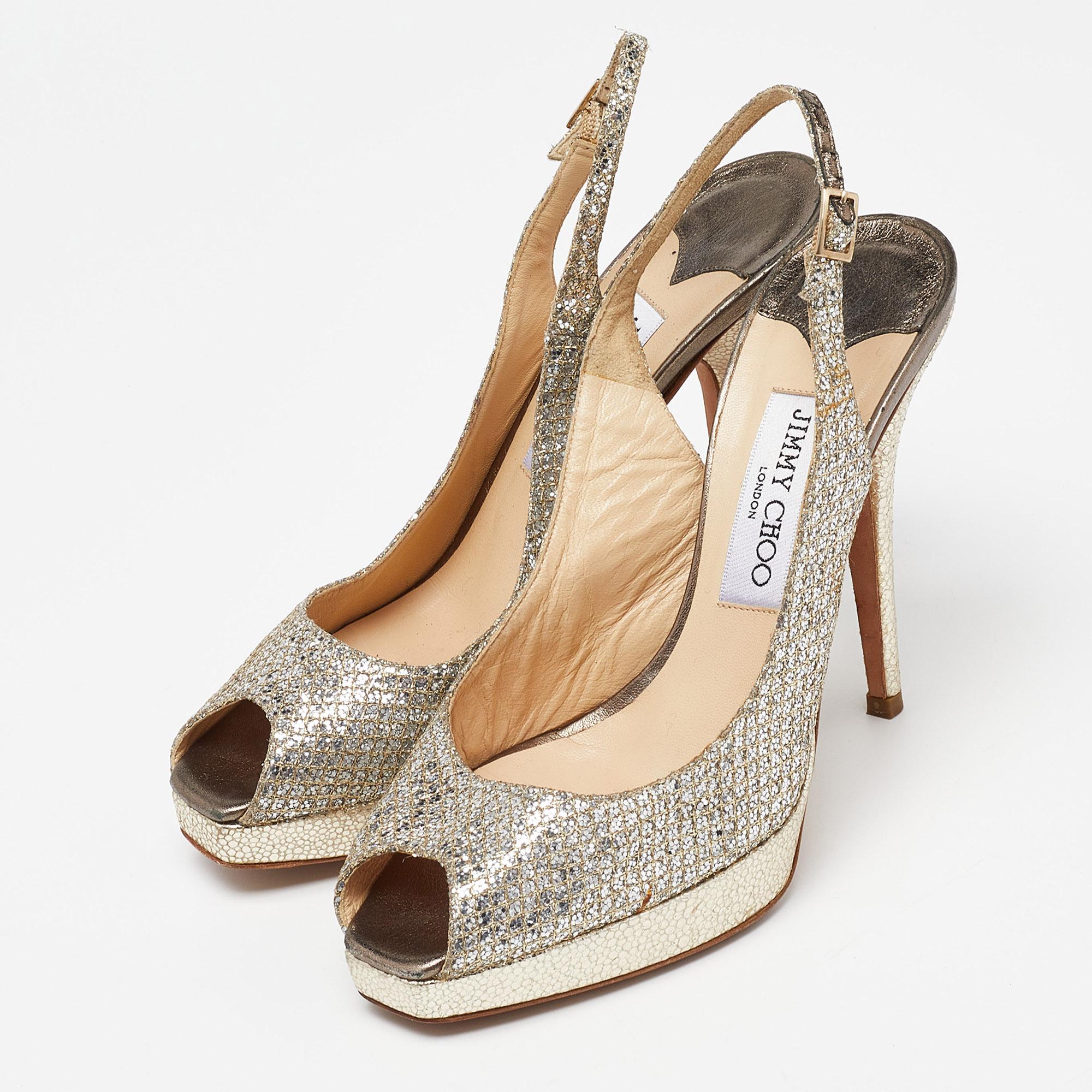 Des chaussures merveilleusement fabriquées ajoutées avec des éléments notables pour bien s'adapter et s'associer parfaitement à tous vos projets. Faites vôtres ces sandales Jimmy Choo dès aujourd'hui !