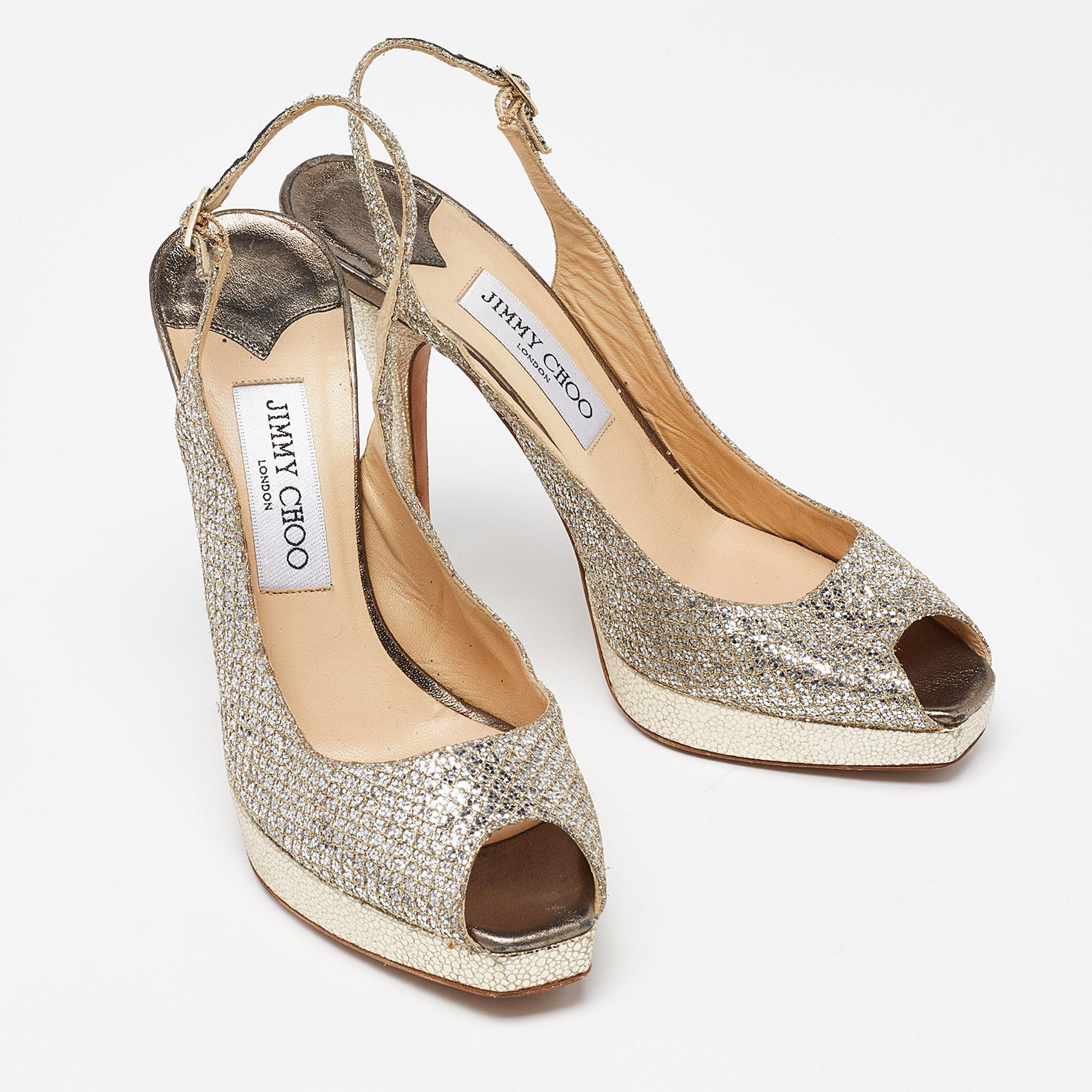 Jimmy Choo - Sandales à talons compensés à bout ouvert avec paillettes dorées et dentelle, taille 38 État moyen à Dubai, Al Qouz 2