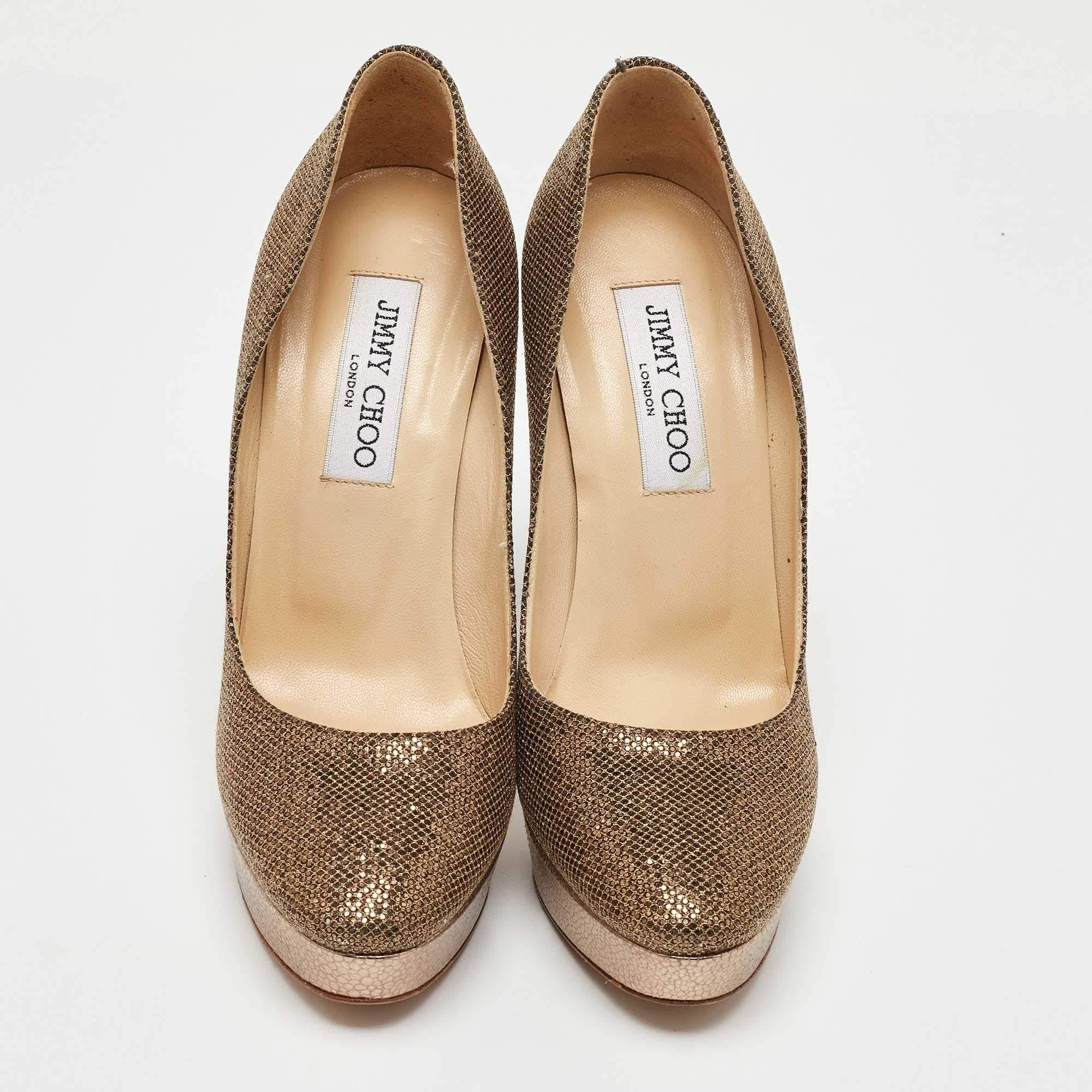 Featuring a glitter & leather body, these Cosmic pumps showcase style and elegance. This pair by Jimmy Choo has platforms, 13 cm high heels, and a sparkly finish. The pumps will look great with formal as well as casual wear.

