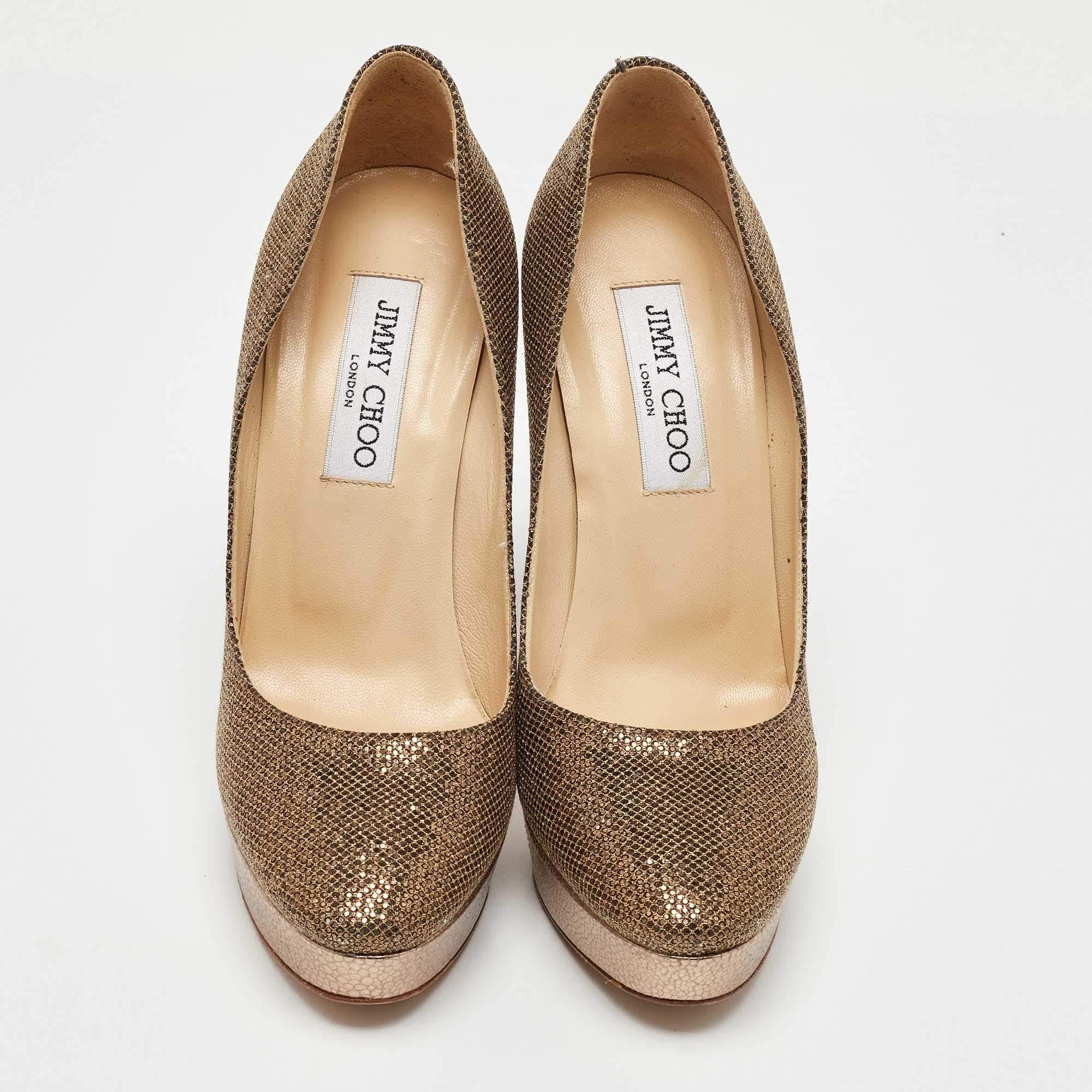 Con un cuerpo de purpurina y piel, estos zapatos de salón Cosmic derrochan estilo y elegancia. Este par de Jimmy Choo tiene plataformas, tacones de 13 cm y un acabado brillante. Los zapatos de salón quedan bien tanto con ropa formal como informal.

