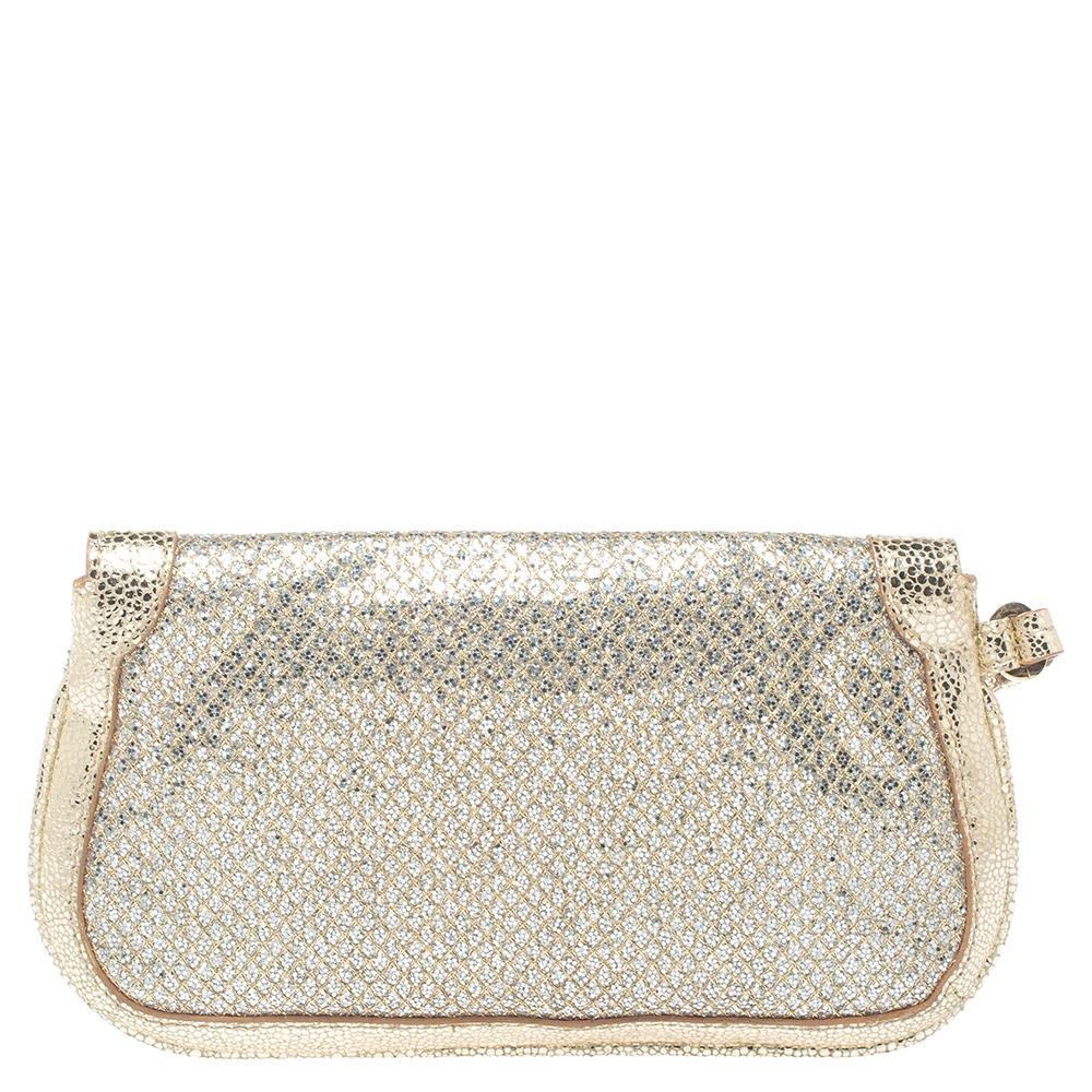 Update your style with some understated elegance by picking this alluring Zeta clutch from Jimmy Choo. Featuring a logo plaque detailed front flap, this clutch in gold glitter fabric and leather is designed with a wristlet strap and its fabric-lined