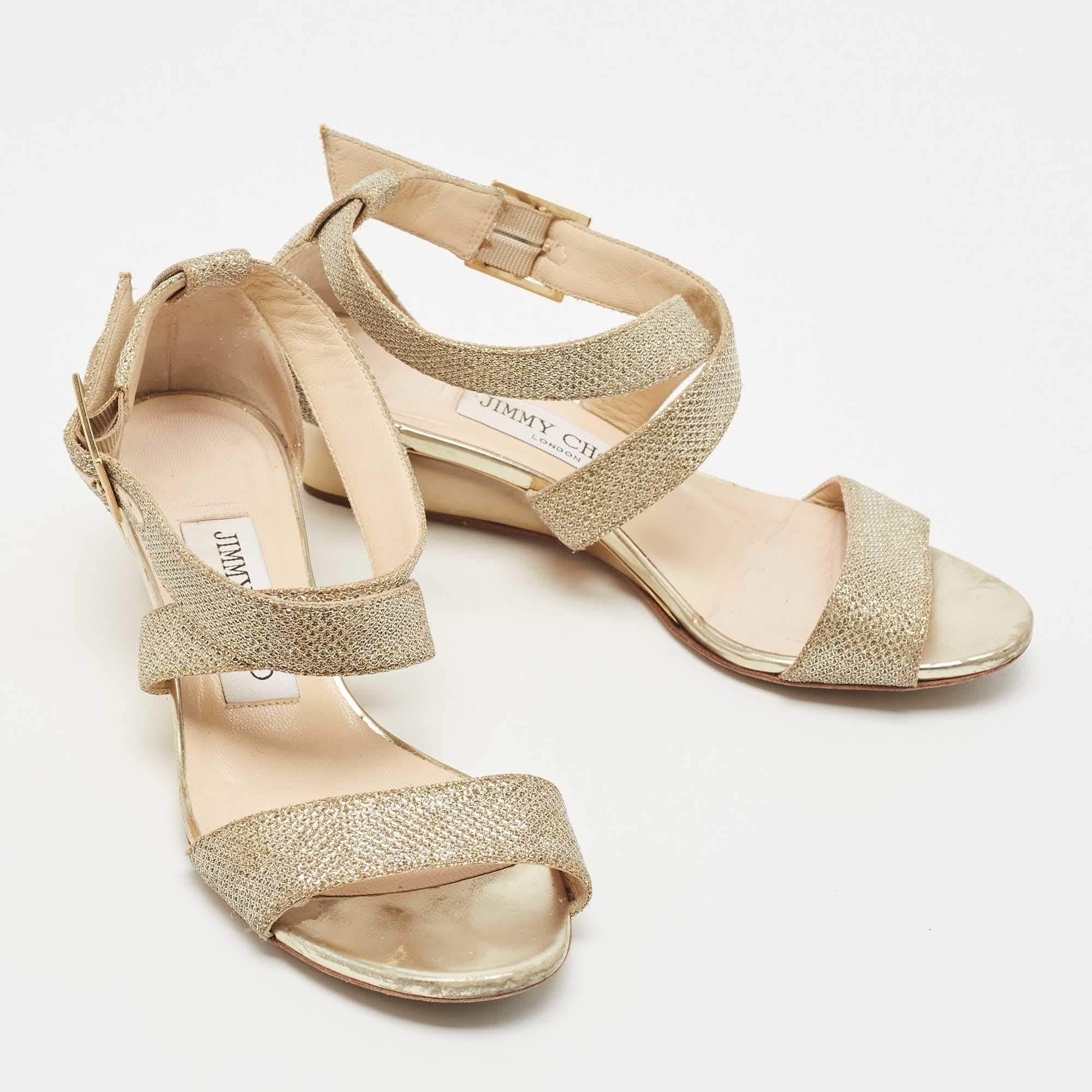 Jimmy Choo Crisscross en paillettes d'or  Sandales à semelles compensées Taille 34 État moyen - En vente à Dubai, Al Qouz 2