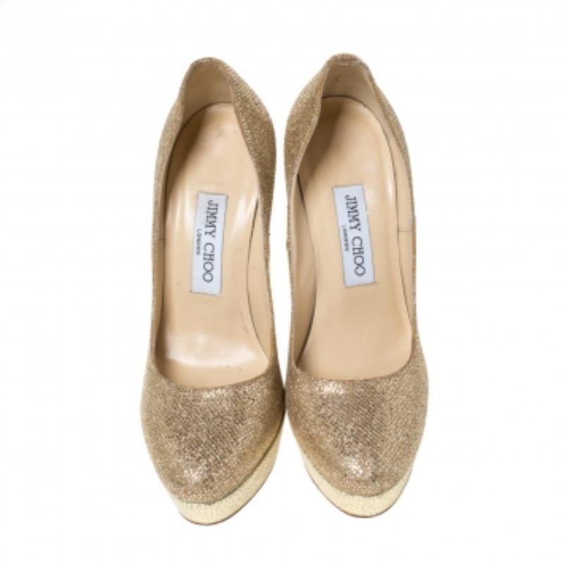 Brilla in tutta comodità con queste décolleté Jimmy Choo. Realizzate con maestria in tessuto glitterato e pelle goffrata, le décolleté sono caratterizzate da punte coperte, plateau stabile e tacco di 15,5 cm per una camminata sicura. Acquista il