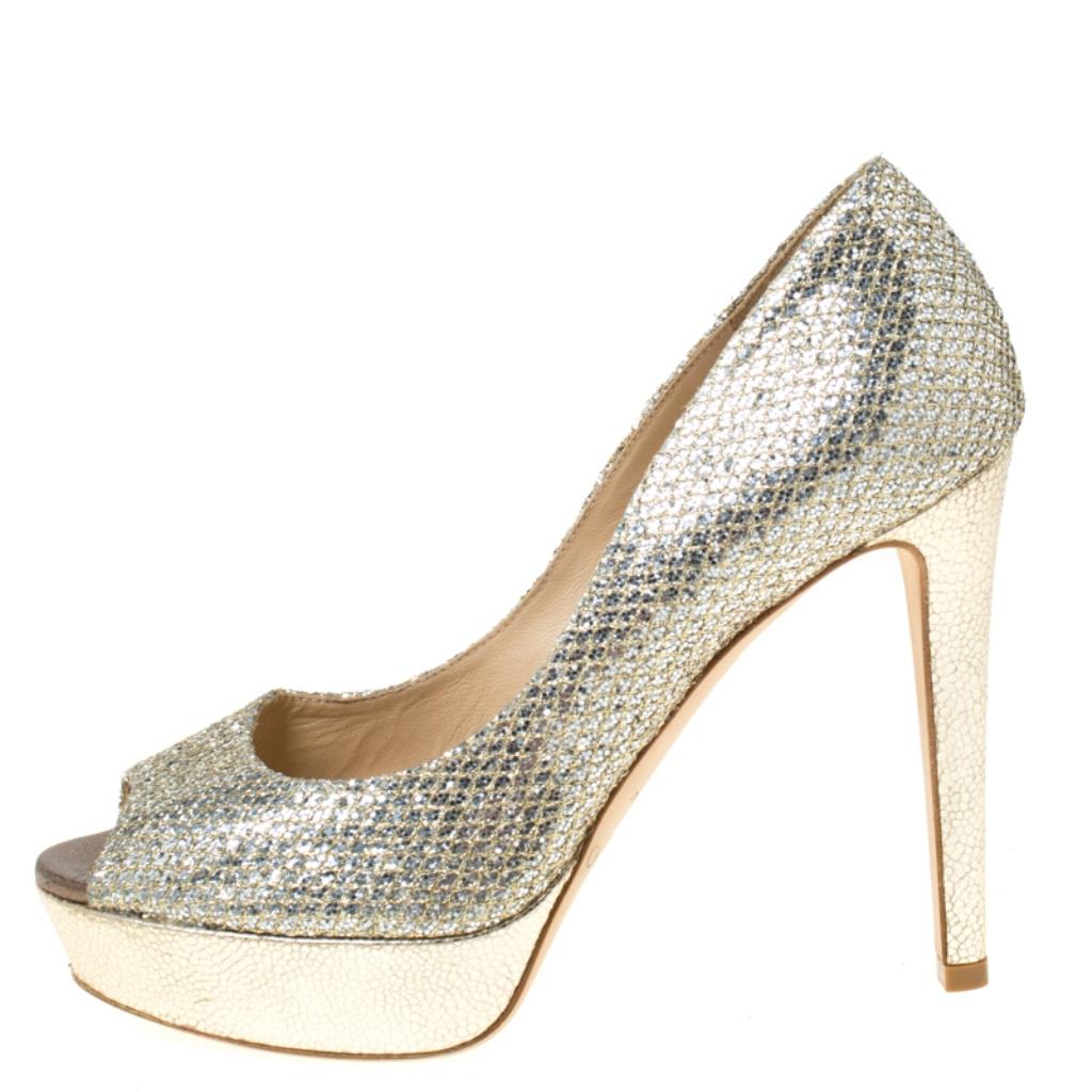 It is easy to fall in love with these pumps by Jimmy Choo! They've been beautifully crafted from gold glitter fabric and designed with peep toes, platforms and 11.5 cm heels. The pumps are sure to complement all your dresses and evening