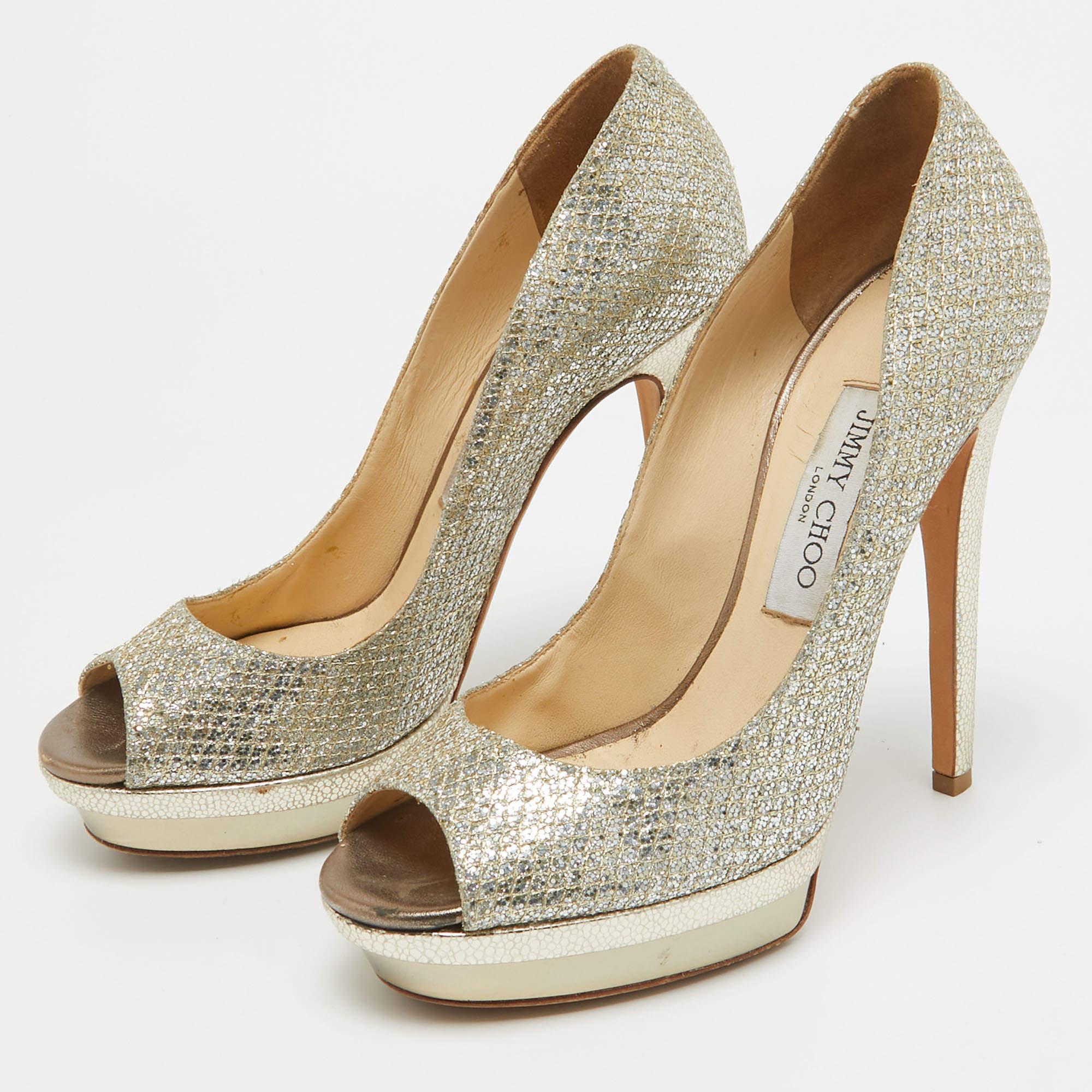 Exhalant féminité et élégance, ces escarpins présentent une silhouette chic et un design attrayant. Vous pouvez porter ces escarpins pour un look élégant.
